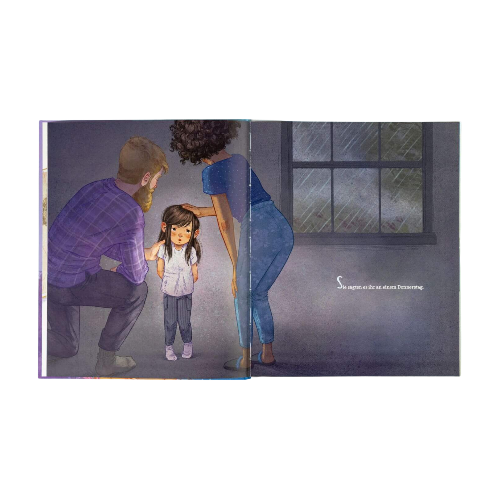 Ein junges Mädchen, das den "Donnerstag" von Ann Bonwill in der Hand hält, steht zwischen zwei Erwachsenen in einem schummrigen Raum, während draußen Regen fällt. Die Erwachsenen beugen sich besorgt vor. 