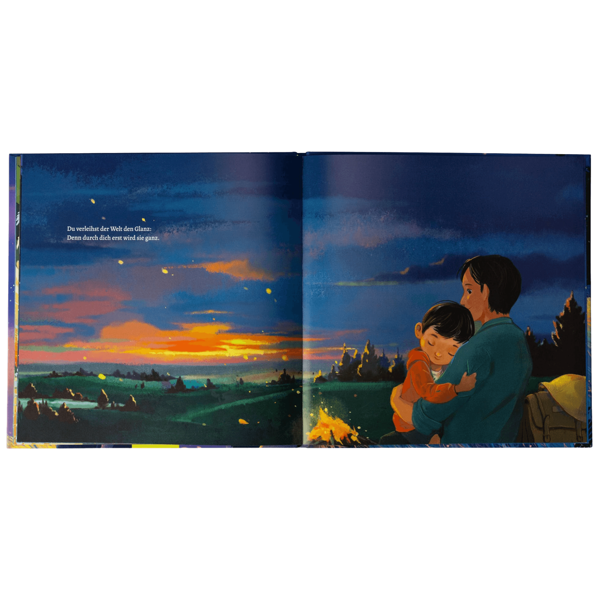 Ein Elternteil und ein Kind sitzen in der Abenddämmerung an einem Lagerfeuer, Berge und Bäume zeichnen sich unter einem leuchtenden Sonnenuntergang ab. Die Szene strahlt Zuversicht aus. Auf der linken Seite steht ein deutscher Text aus dem poetischen Bilderbuch 