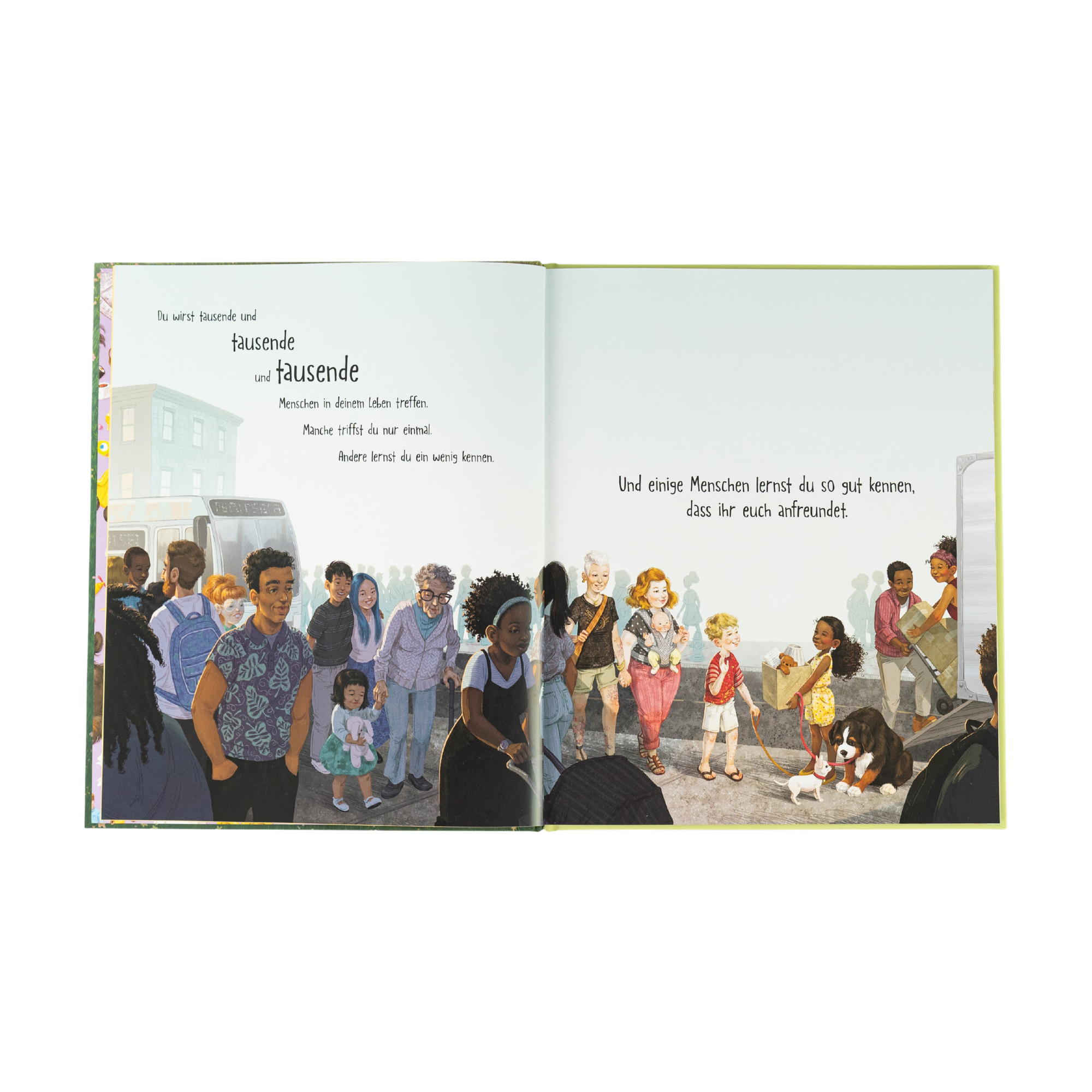 Eine illustrierte Doppelseite aus "Ein*e Freund*in wie du" von Frank Murphy & Charnaie Gordon zeigt zahlreiche Menschen draußen in der Stadt: Kinder, die sich an den Händen halten, ein Kind mit Hund und Menschen aller Altersgruppen. Der Text hebt hervor, dass man im Leben viele Menschen trifft – manche nur einmal, andere werden Freundschaften fürs Leben.