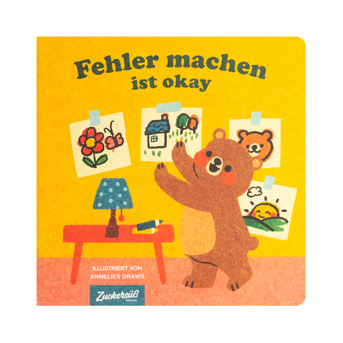 Ein Bilderbuch für Mut und freie EntfaltungÜber den Rand gemalt und nicht als Erster an der Ziellinie? Macht doch nichts! Dieses Pappbilderbuch im angesagten Retro-Stil ermuntert Kinder dazu, Neues auszuprobieren und sich von vermeintlichen Rückschlägen nicht entmutigen zu lassen. Die beliebte Illustratorin Annelies Draws erschafft eine zauberhafte Welt rund um den kleinen Braunbären und seine Freund*innen, mit der sich Kinder ab 12 Monaten gut identifizieren können. Kleine, universelle Weisheiten und Illustrationen im Vintage-Look vermitteln leicht verständliche Botschaften über kontinuierliches Lernen, Wachstum und das Vertrauen in die eigenen Fähigkeiten.