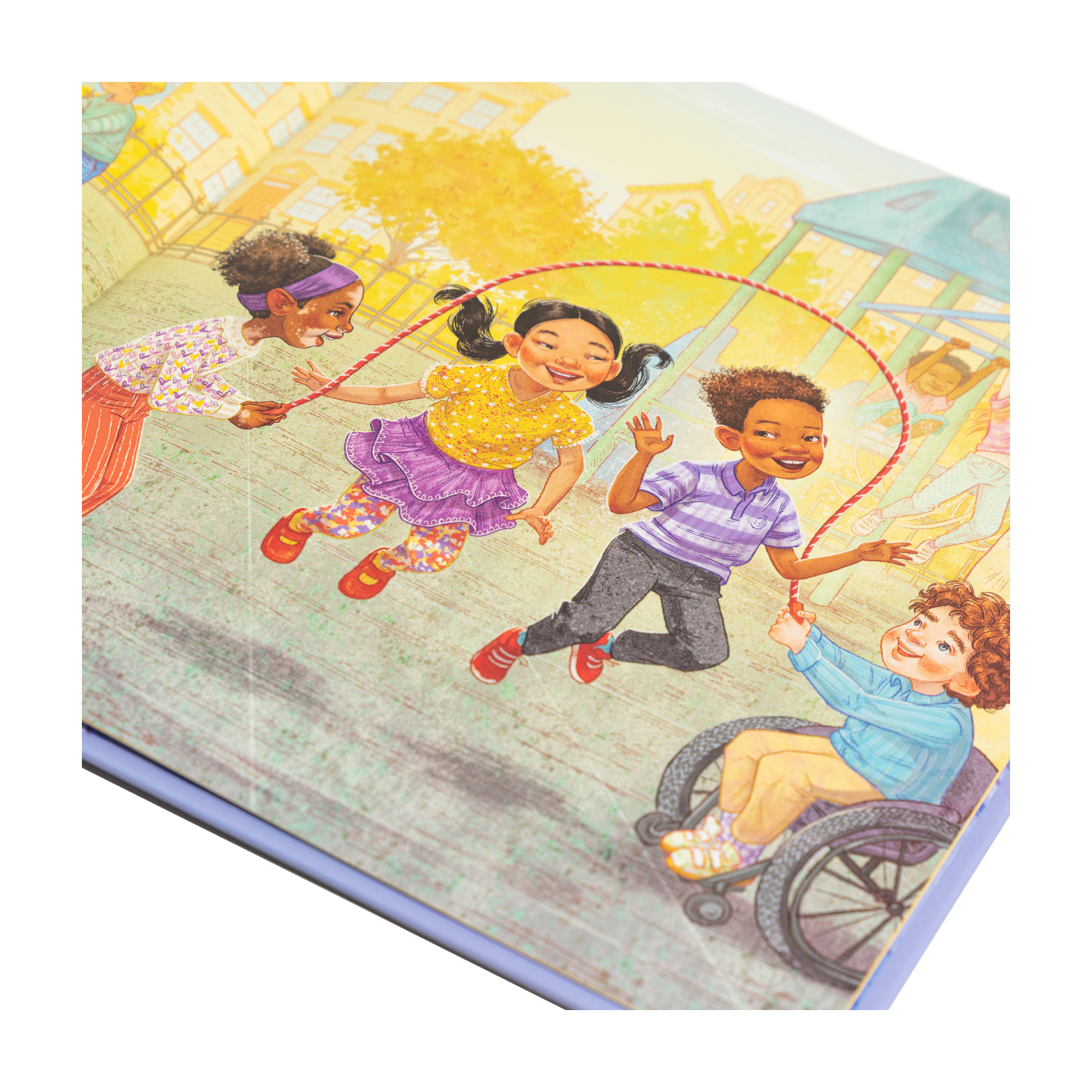 Vier Kinder spielen im Park Seilspringen. Zwei Kinder halten das Seil, während zwei andere – eines davon mit dunklen Zöpfen und das andere mit lockigen Haaren im Rollstuhl – fröhlich mitmachen. Im Hintergrund sind Spielplatzgeräte und Häuser zu sehen, die Szene ist lebhaft und sonnig illustriert.