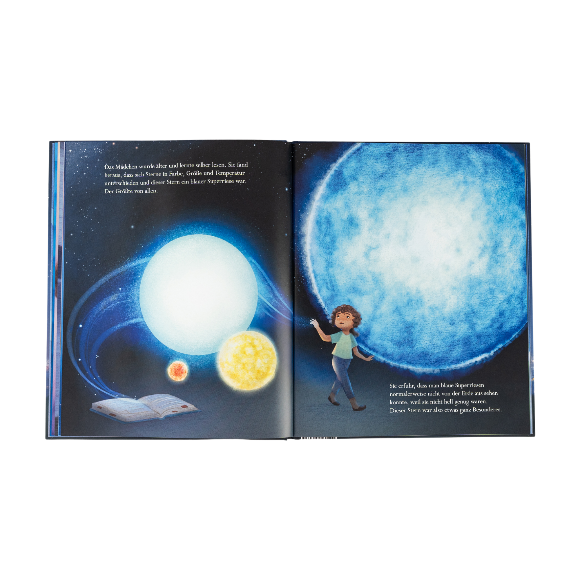 Eine illustrierte Doppelseite aus "Folge deinem Stern" von Stephanie V.W. Lucianovic zeigt ein Kind neben einem riesigen blauen Stern und weiteren leuchtenden Planeten.
