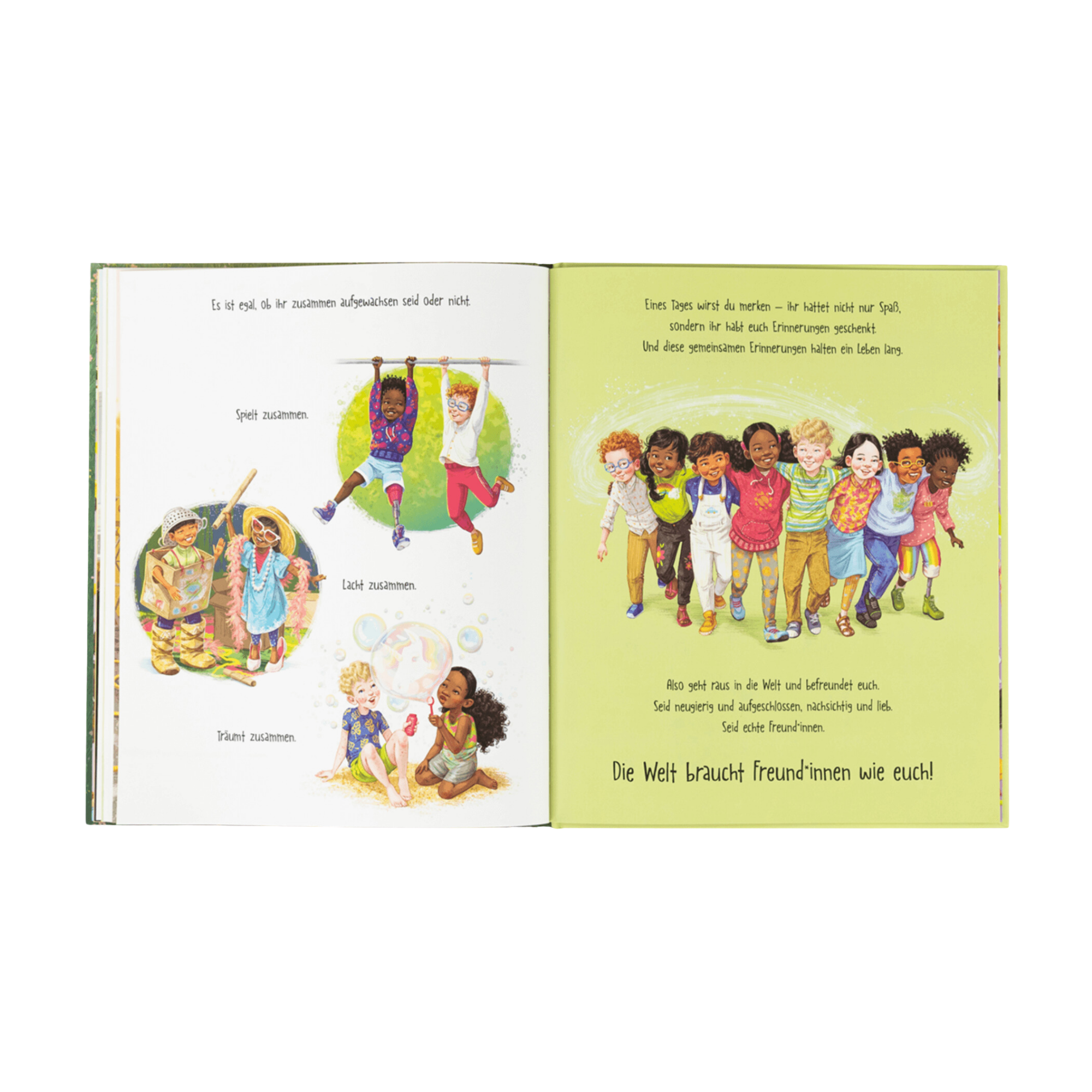 Das „Freundschafts-Starter Pack“ vom Zuckersüß Verlag ist ein illustriertes Kinderbuch aus dem Band "Ein*e Freund*in wie du", das zeigt, wie verschiedene Kinder miteinander spielen, lachen und träumen. Die linke Seite zeigt mehrere kleine Szenen mit Kindern beim Spielen, die rechte Seite ist grün hinterlegt und enthält einen längeren Text mit einer Botschaft über Freundschaft.