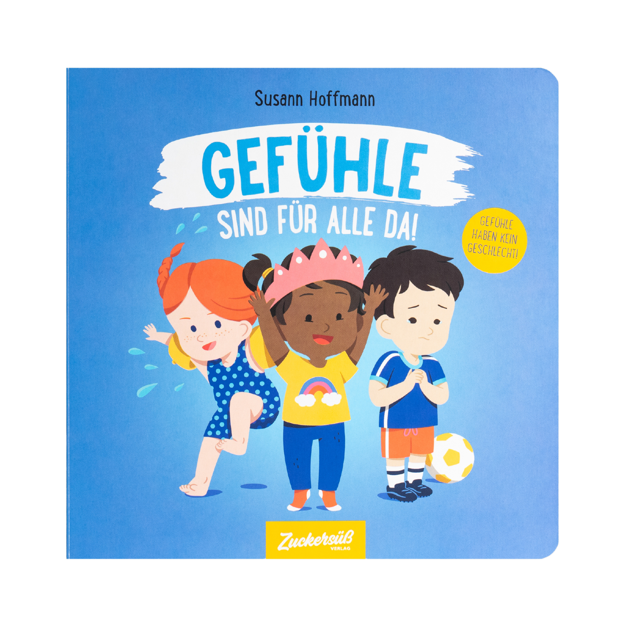 Drei Kinder stehen auf blauem Hintergrund nebeneinander: eins trägt eine rosa Krone und lächelt mit erhobenen Armen, ein anderes springt lachend in einem Badeanzug, das dritte steht unsicher mit einem Fußball daneben. Darüber der Buchtitel „Gefühle sind für alle da!“ von Susann Hoffmann.