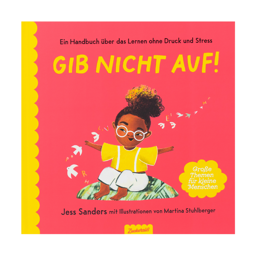 Das Cover von "Gib nicht auf!" von Jessica Sanders zeigt ein lächelndes Kind mit lockigem Haar, Brille und gelbem Hemd auf einer gelben Welle mit fliegenden Papierfliegern. Der Text hebt das Lernen ohne Druck und das Eingestehen von Fehlern hervor.
