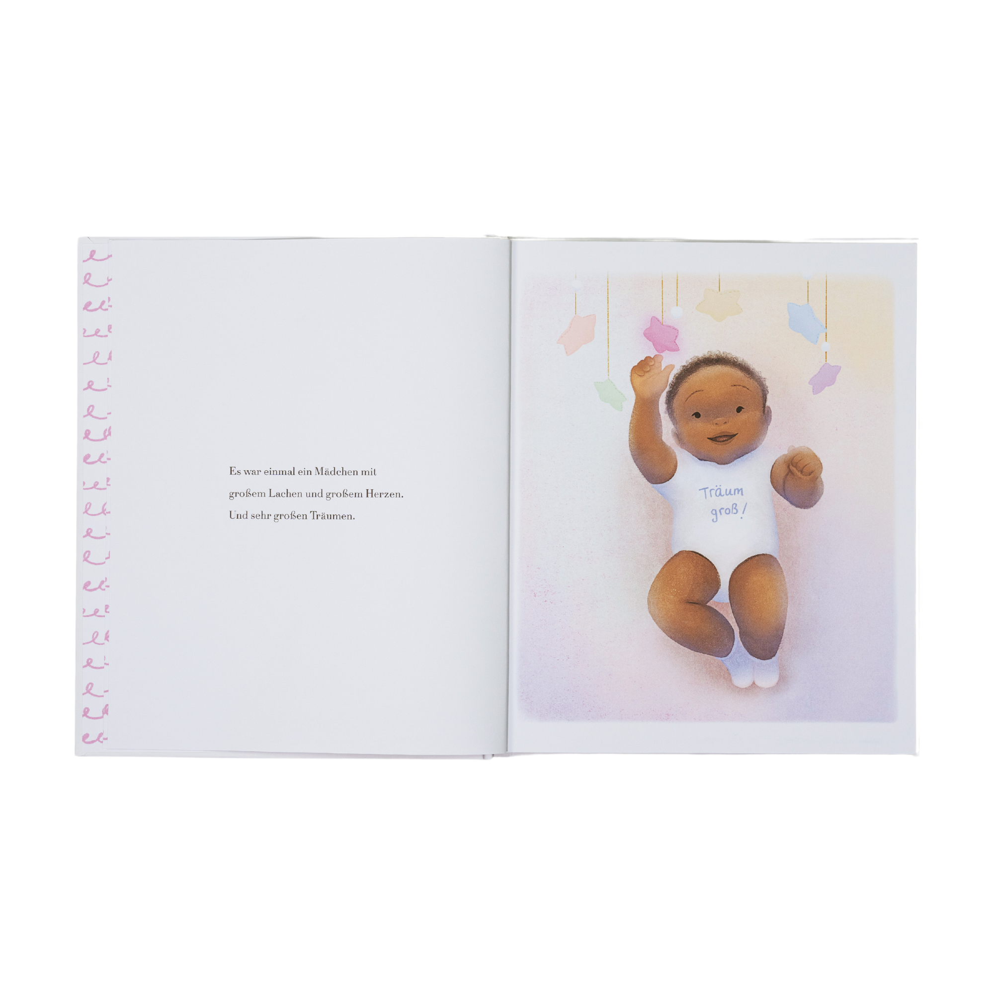 Das aufgeschlagene Bilderbuch "Groß" von Vashti Harrison zeigt auf der linken Seite einen deutschen Text und die Illustration eines lächelnden Babys in einem weißen Strampler unter pastellfarbenen Sternen. Die Geschichte fördert die Selbstakzeptanz von klein auf.