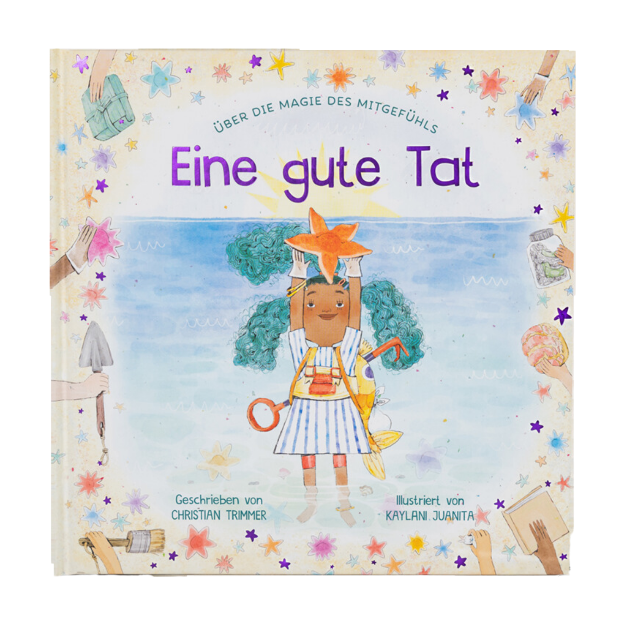 Das illustrierte Cover von  "Eine gute Tat" von Christian Trimmer zeigt ein lächelndes Kind mit einem Seestern in der Hand, umgeben von Meerestieren und Pastellmalerei auf hellem Hintergrund mit bunten Sternen.