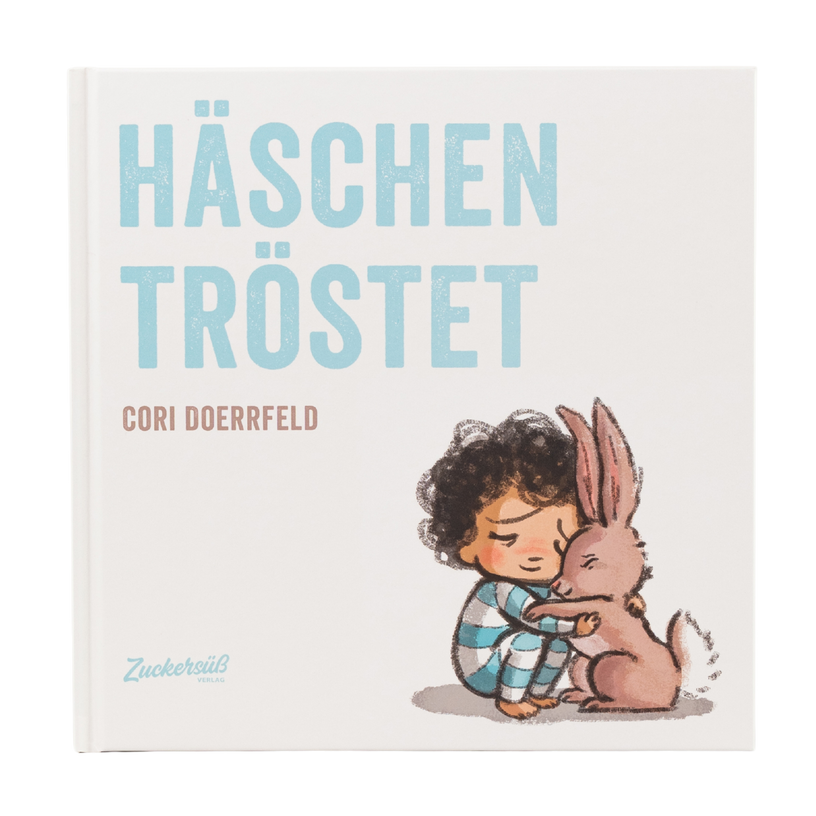 Das Cover von "Häschen tröstet" von Cori Doerrfeld zeigt ein Kind im gestreiften Pyjama, das einen braunen Hasen auf dem Boden umarmt, mit herzerwärmenden Illustrationen und dem Titel in großen blauen Buchstaben.
