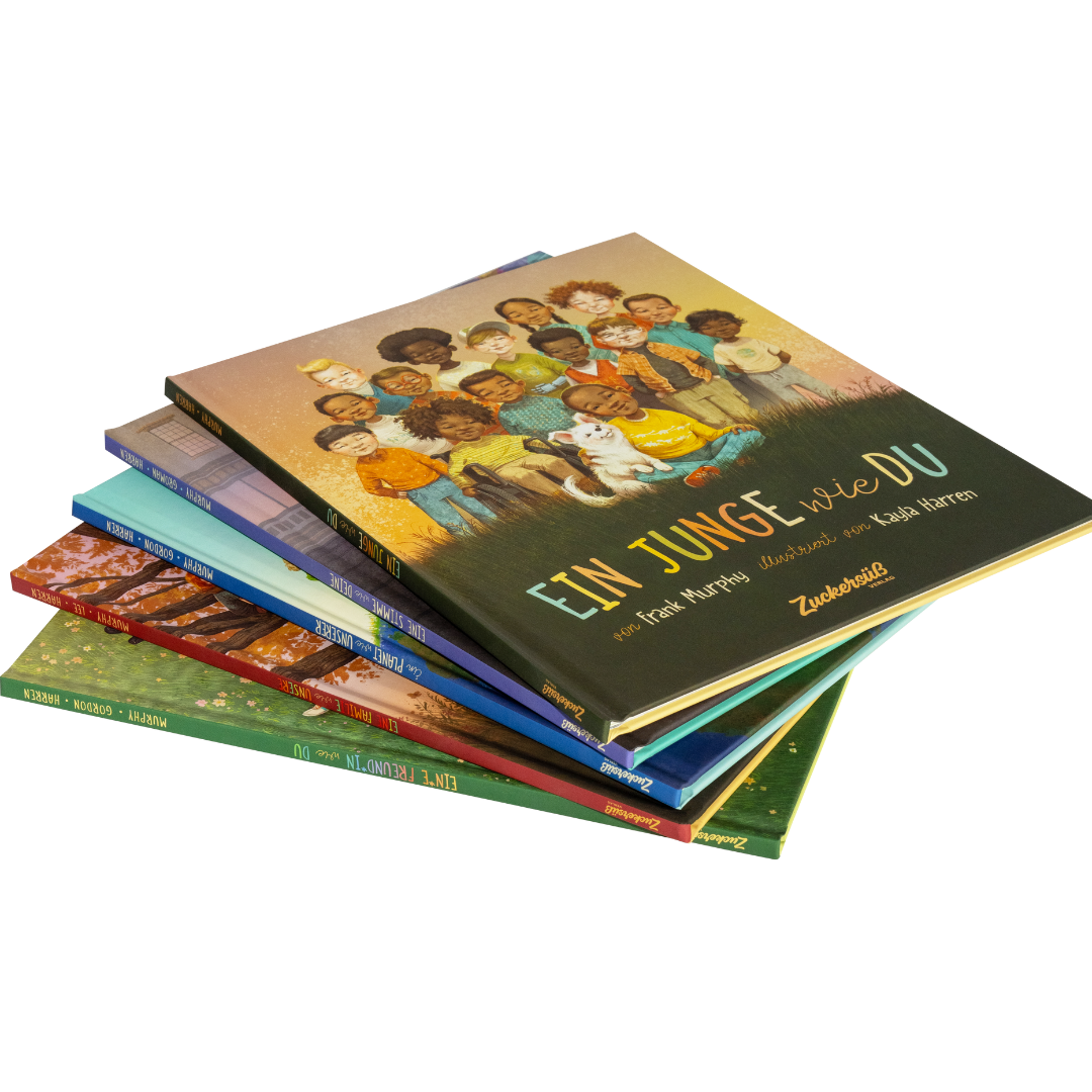 Ein Stapel bunter "Eine Welt wie diese - Jungs-Kollektion" Kinderbücher vom Zuckersüß Verlag, mit dem obersten Buch, das vielfältige Jungen und einen Hund auf dem Cover zeigt.