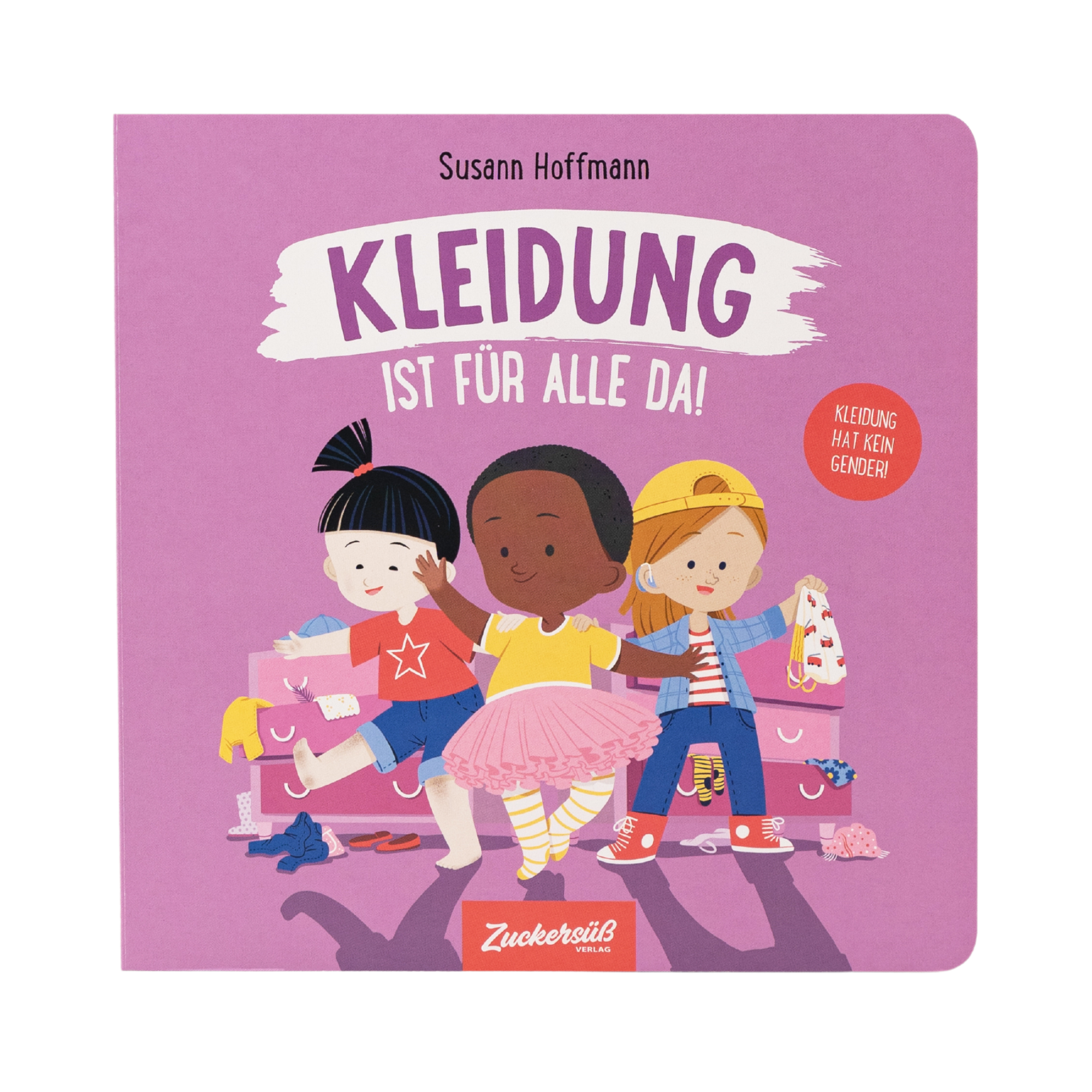 Auf dem Cover des Kinderbuchs „Kleidung ist für alle da!“ von Susann Hoffmann stehen drei fröhliche Kinder vor einer Kommode. Sie probieren bunte Kleidung aus – darunter Röcke, Shirts, Hosen und Accessoires. Der Hintergrund ist lila, rechts steht ein runder Button mit der Aufschrift „Kleidung hat kein Gender!“.