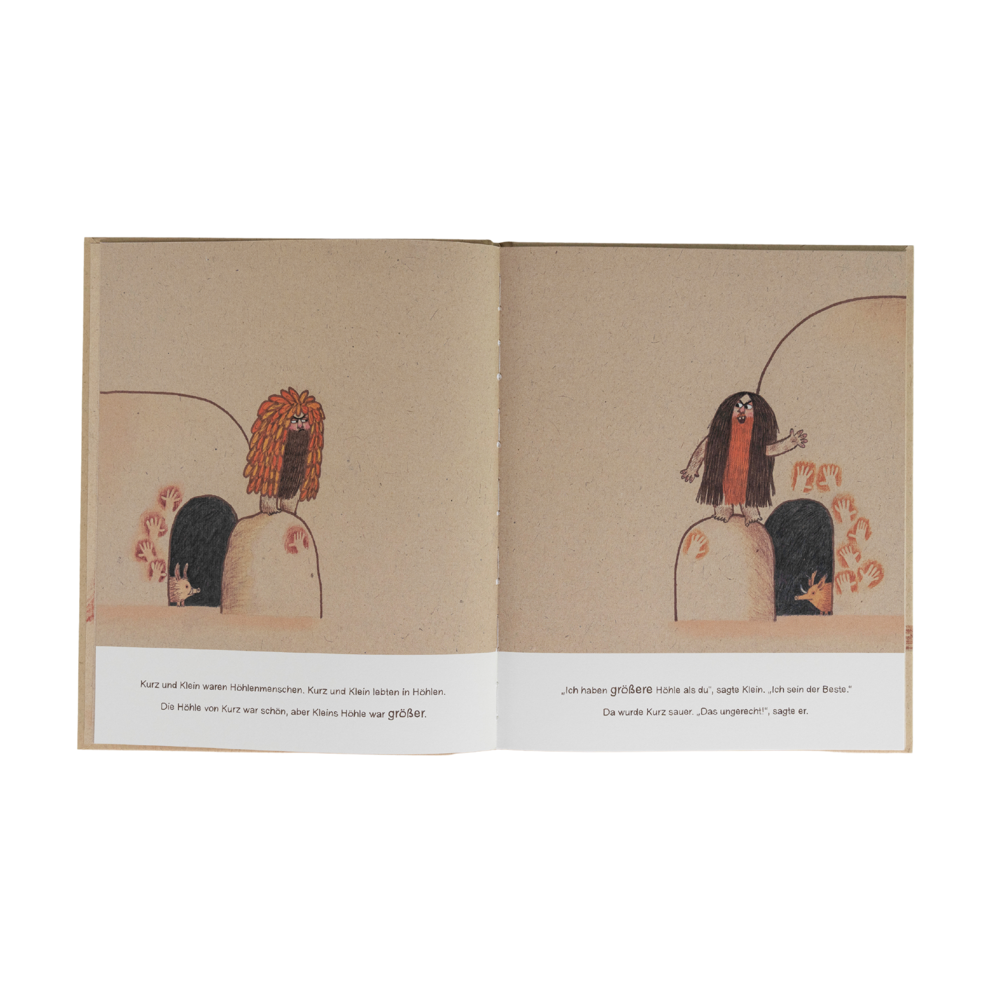 Eine Doppelseite aus "Kurz und Klein" von Alastair Chisholm zeigt zwei zottelhaarige Höhlenmenschen in der Nähe von Höhlenöffnungen auf beigen Seiten, mit Text am unteren Rand beider Seiten.