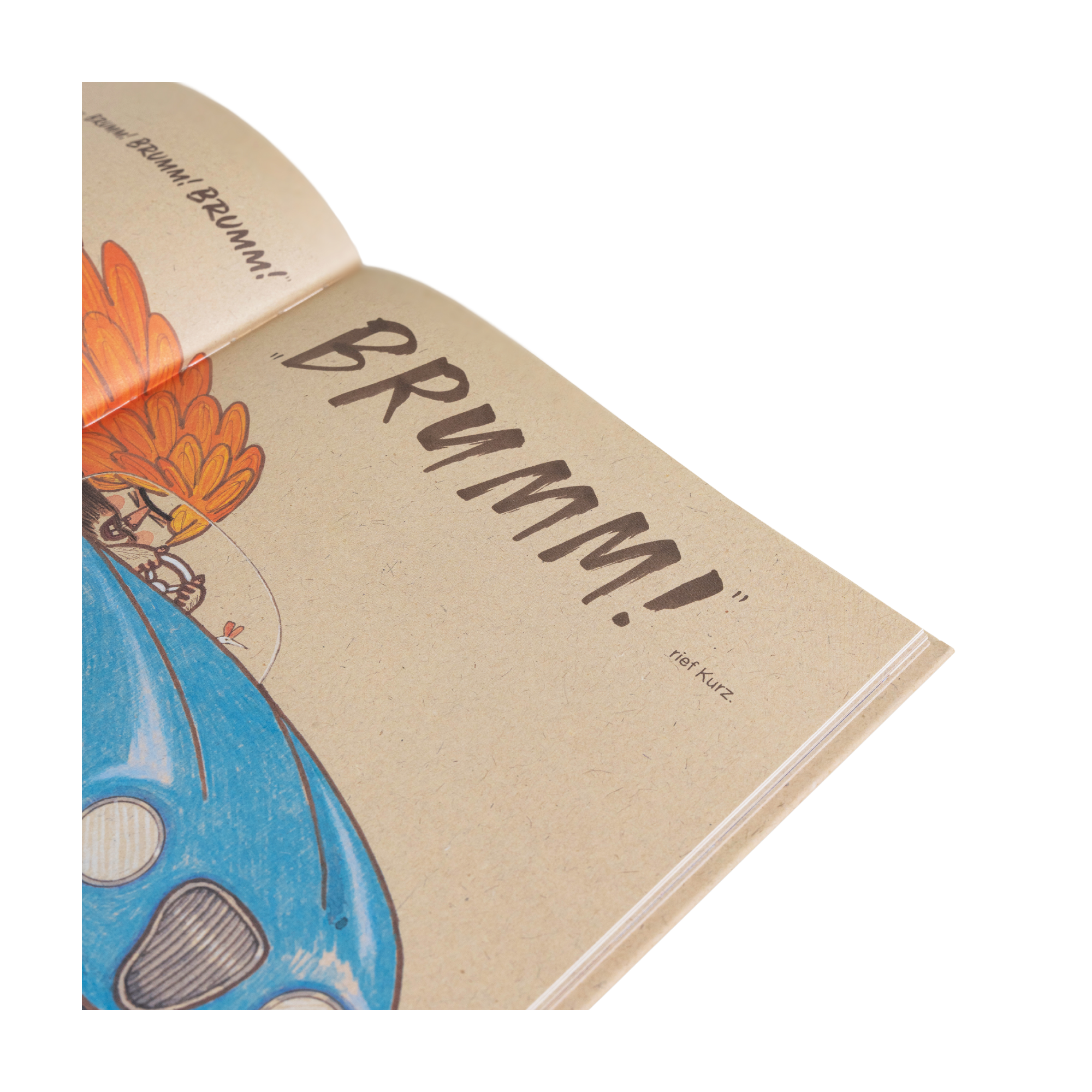 Eine aufgeschlagene Doppelseite aus dem Bilderbuch „Kurz und Klein“ von Alastair Chisholm. Links sieht man eine Person mit orangefarbenen Haaren, die ein blaues Auto fährt. Rechts steht in großer, fetter Schrift das Wort „BRUMM!“. Der Hintergrund ist beige und erinnert an recyceltes Papier.