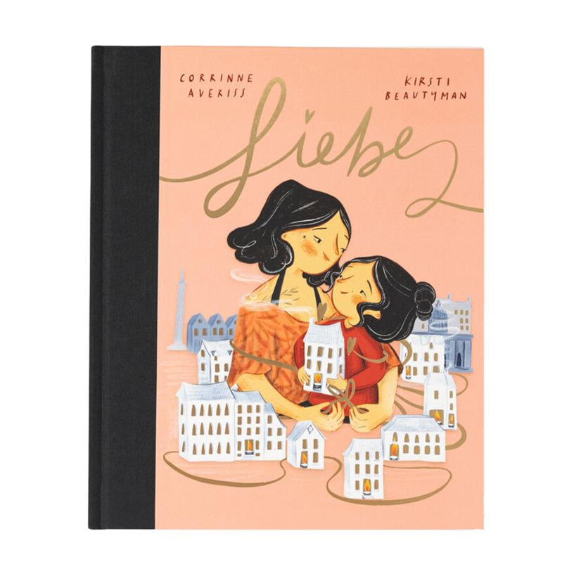 Illustriertes Cover des Kinderbuchs „Liebe“ von Corrinne Averiss, mit Bildern von Kirsti Beautyman: Zwei Personen umarmen sich innig zwischen stilisierten weißen Häusern auf einem pfirsichfarbenen Hintergrund. Ein goldenes Band verbindet sie – ein Symbol für Nähe und Verbundenheit.