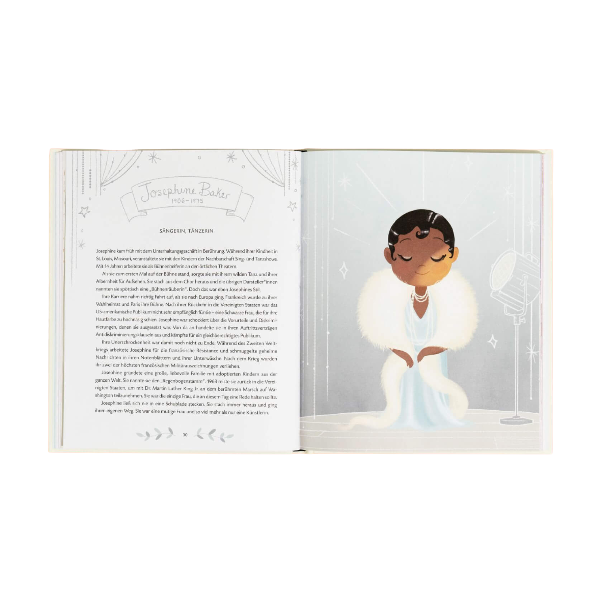 Ein offenes Buch zeigt auf der linken Seite eine Biografie von Josephine Baker, einer der Schwarzen Frauen in „Little Leaders“ von Vashti Harrison, und auf der rechten Seite eine Zeichnung, die sie beim Singen auf der Bühne in einem weißen Kleid mit Federn und einem Vintage-Mikrofon zeigt.