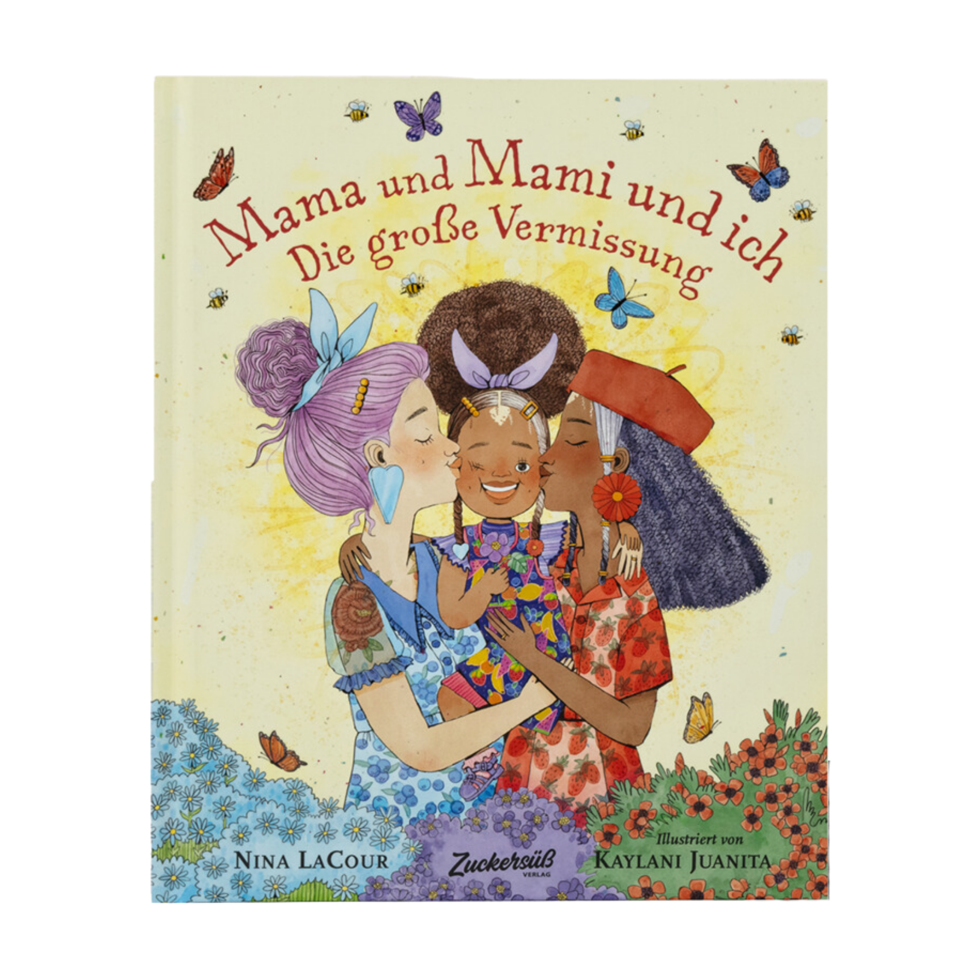 Das Cover von "Mama und Mami und ich: Die große Vermissung" von Nina LaCour zeigt zwei Erwachsenen, eine mit lilafarbenem und eine mit schwarzem Haar, die ein lächelndes Kind, umgeben von Schmetterlingen und Blumen, während ihrer Trennung liebevoll umarmen.