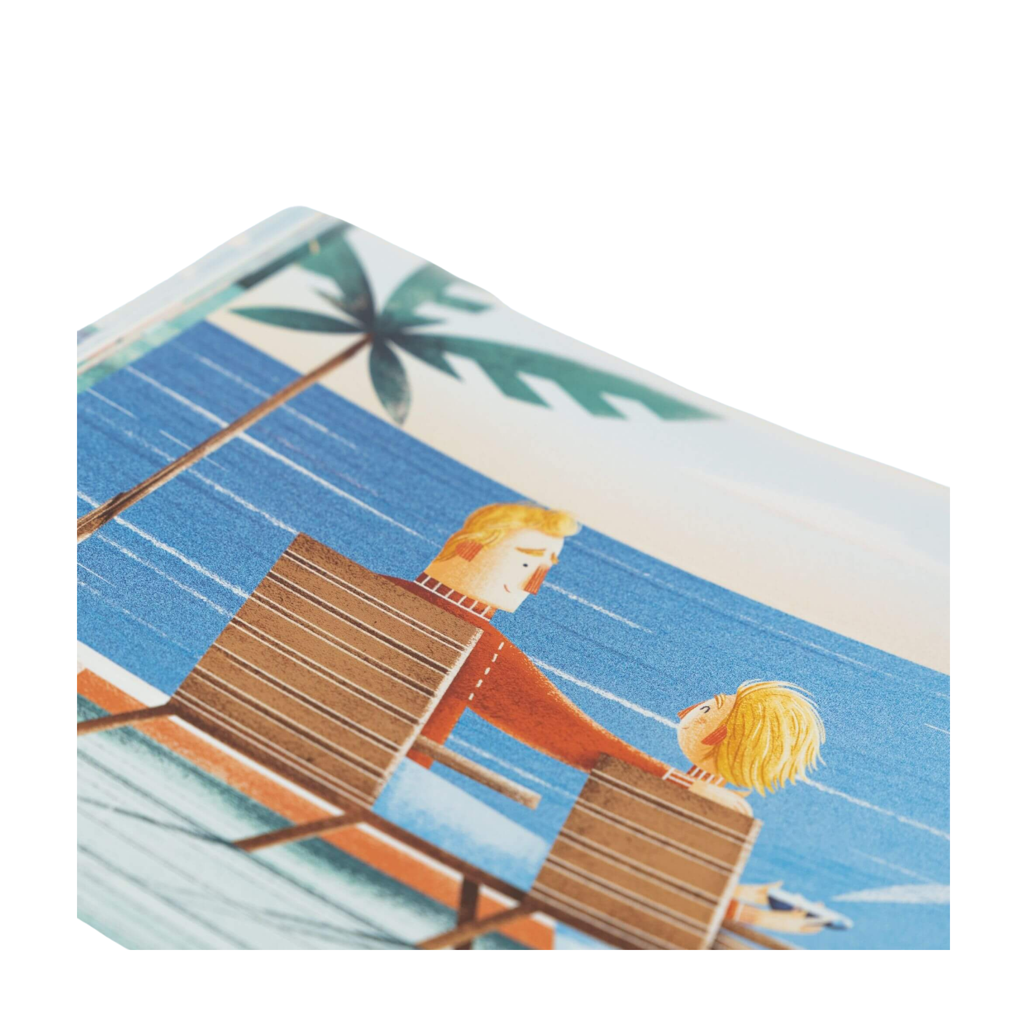 Illustration aus dem Kinderbuch „Männer weinen“ von Jonty Howley: Eine erwachsene Person und ein Kind mit blondem Haar sitzen sich in Holzliegestühlen am Wasser gegenüber. Im Hintergrund sind das Meer, eine Palme und blauer Himmel zu sehen.