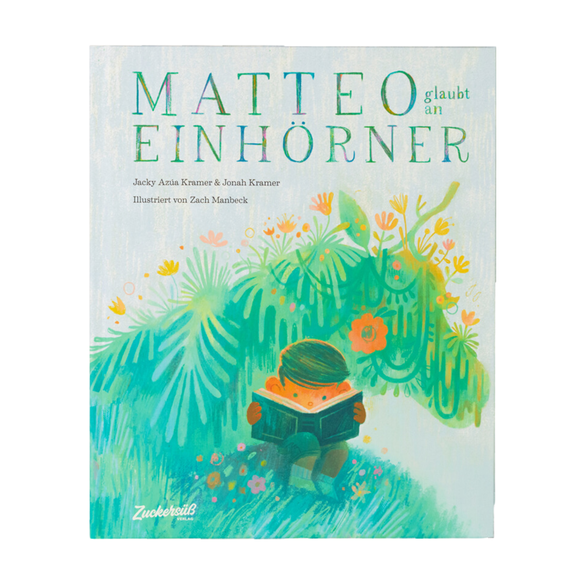Das Cover des Bilderbuchs „Matteo glaubt an Einhörner“ von Jackie Azúa Kramer und Jonah Kramer, illustriert von Zach Manbeck, zeigt ein Kind, das im hohen Gras sitzt und ein Buch liest – umgeben von üppigem, grünem Dschungellaub und bunten Blumen.