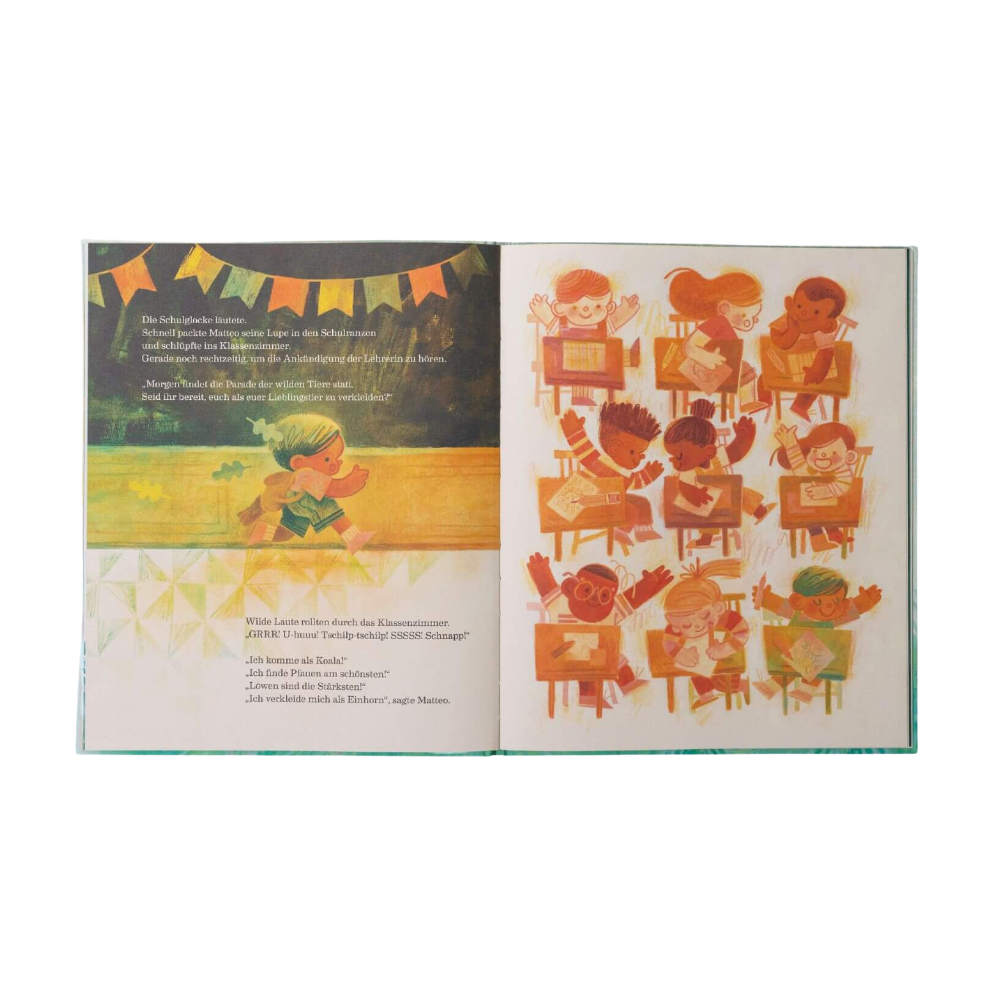 Auf einer Doppelseite des Kinderbuchs „Matteo glaubt an Einhörner“ sitzt links ein Kind mit grünen Haaren vor einer Wimpelkette, rechts sind neun Kinder im Klassenzimmer an Schreibtischen zu sehen – alle malen, lachen oder heben begeistert die Arme.