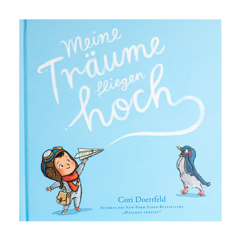 Das Cover des Kinderbuchs „Meine Träume fliegen hoch“ von Cori Doerrfeld zeigt ein Kind im Fliegeranzug mit rotem Schal und Fliegerbrille, das ein Papierflugzeug in die Luft hält. Daneben steht ein lächelnder Pinguin auf hellblauem Hintergrund.