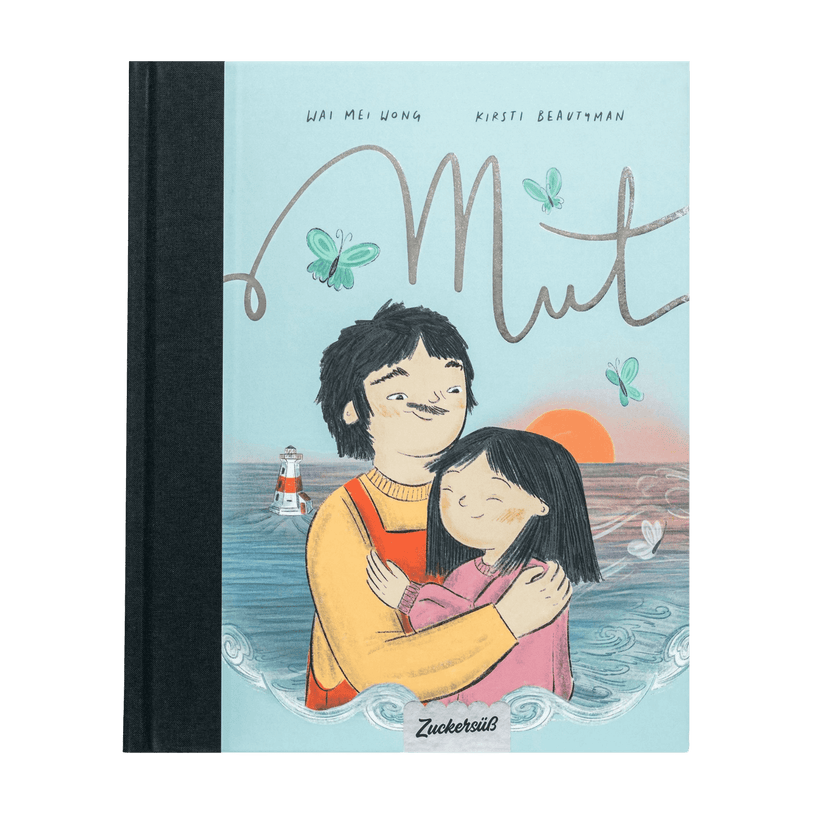 Das Cover von "Mut" von Wai Mei Wong zeigt einen lächelnden Erwachsenen und ein Kind, die sich am Meer umarmen, mit Schmetterlingen, einem Leuchtturm und Wellen im Hintergrund. Oben stehen der Titel und der Markenname.