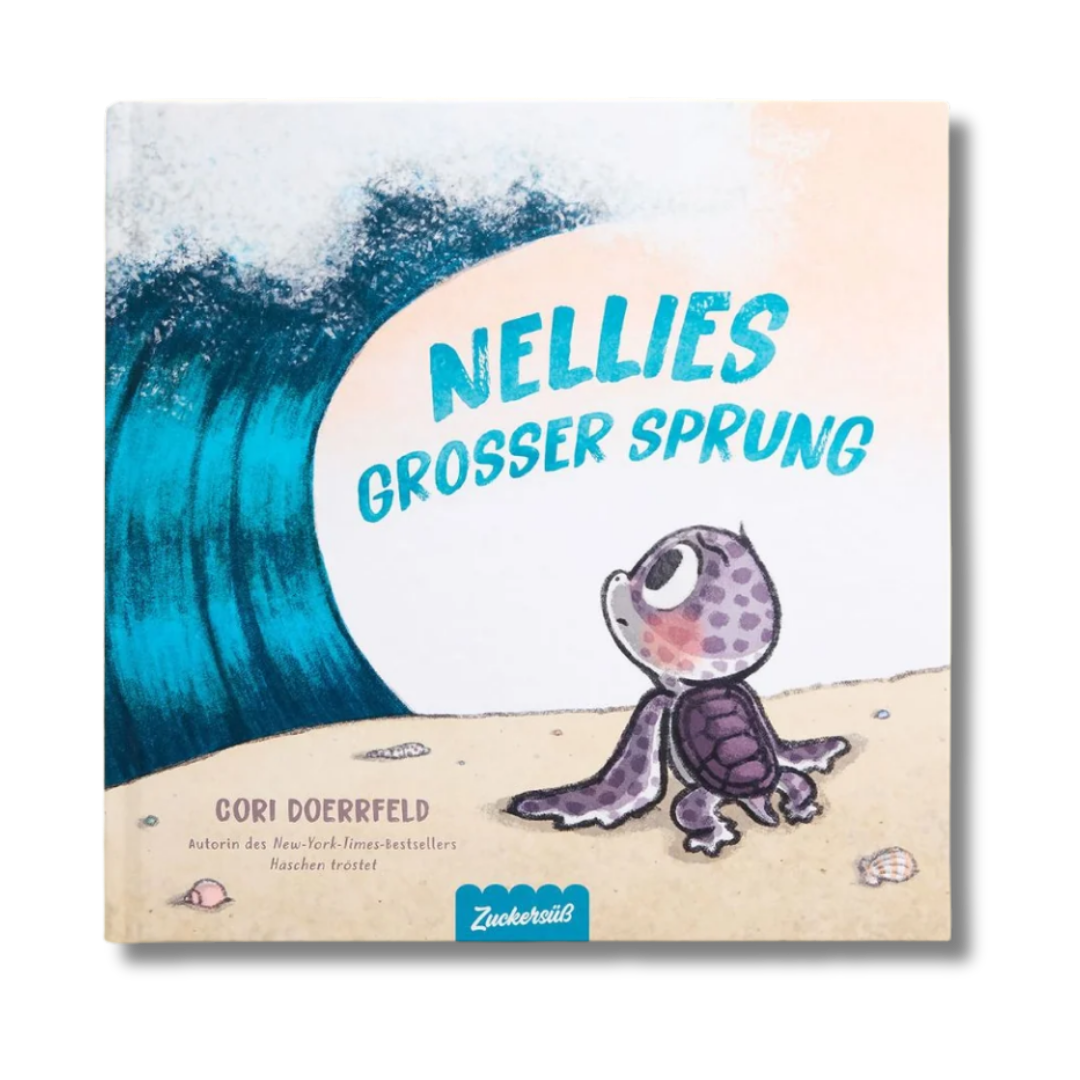 Auf dem Cover des Kinderbuchs „Nellies großer Sprung“ vom Zuckersüß Verlag ist eine kleine lila Wasserschildkröte zu sehen, die auf eine gewaltige Welle blickt – ein Symbol für Mut und innere Stärke. Darüber steht der blaue Titel „Nellies großer Sprung“, während der Name der Autorin Cori Doerrfeld unten angegeben ist.