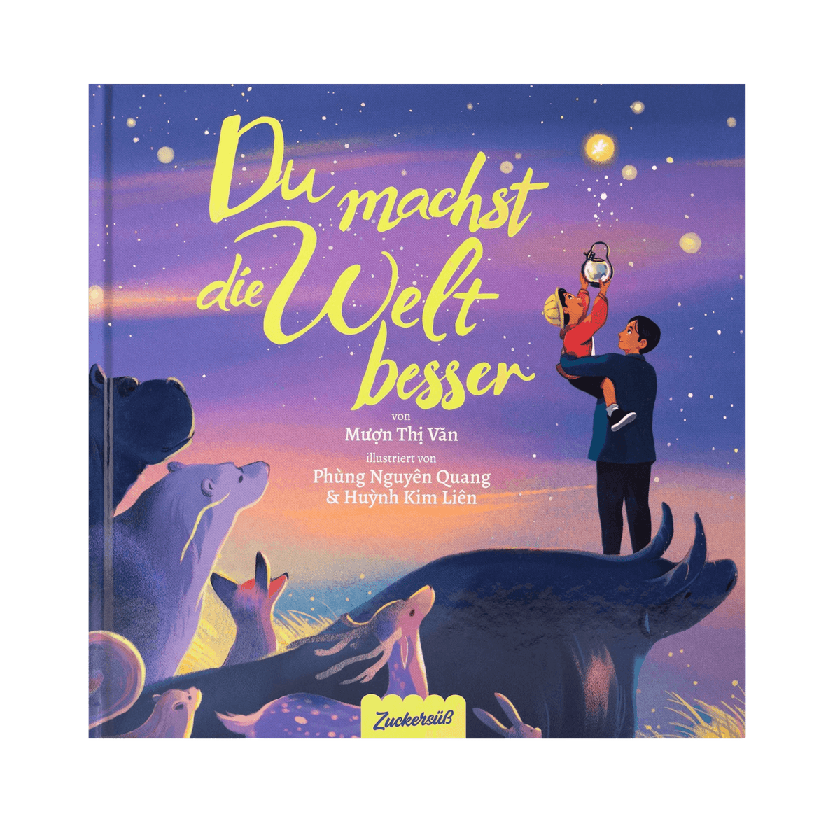 Das Titelbild von "Du machst die Welt besser" aus dem Zuckersüß Verlag zeigt eine Familie und Tiere, die den Sternenhimmel betrachten, wobei ein Elternteil ein Kind mit einer Laterne in der Hand hochhält - eine verträumte Dämmerungsszene, die Mut und Hoffnung ausstrahlt.