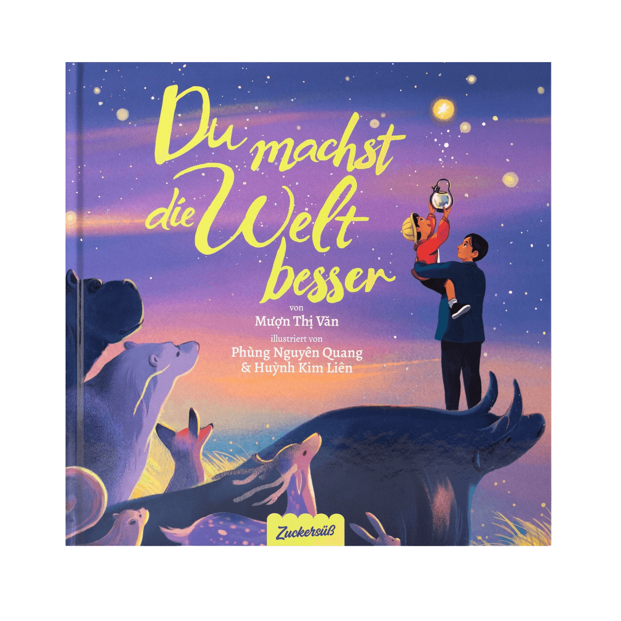 Das Titelbild von "Du machst die Welt besser" aus dem Zuckersüß Verlag zeigt eine Familie und Tiere, die den Sternenhimmel betrachten, wobei ein Elternteil ein Kind mit einer Laterne in der Hand hochhält - eine verträumte Dämmerungsszene, die Mut und Hoffnung ausstrahlt.