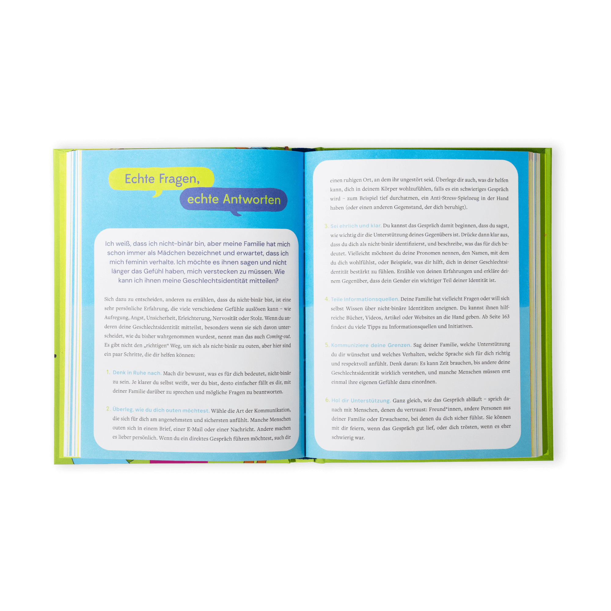 Ein aufgeschlagenes Buch aus dem Pubertät Starter Pack des Zuckersüß Verlags zeigt zwei Seiten deutschen Text mit blauen und grünen Akzenten, hervorgehobenen Dialogblasen mit der Aufschrift "Echte Fragen, echte Antworten" und übersichtlichen Absätzen.