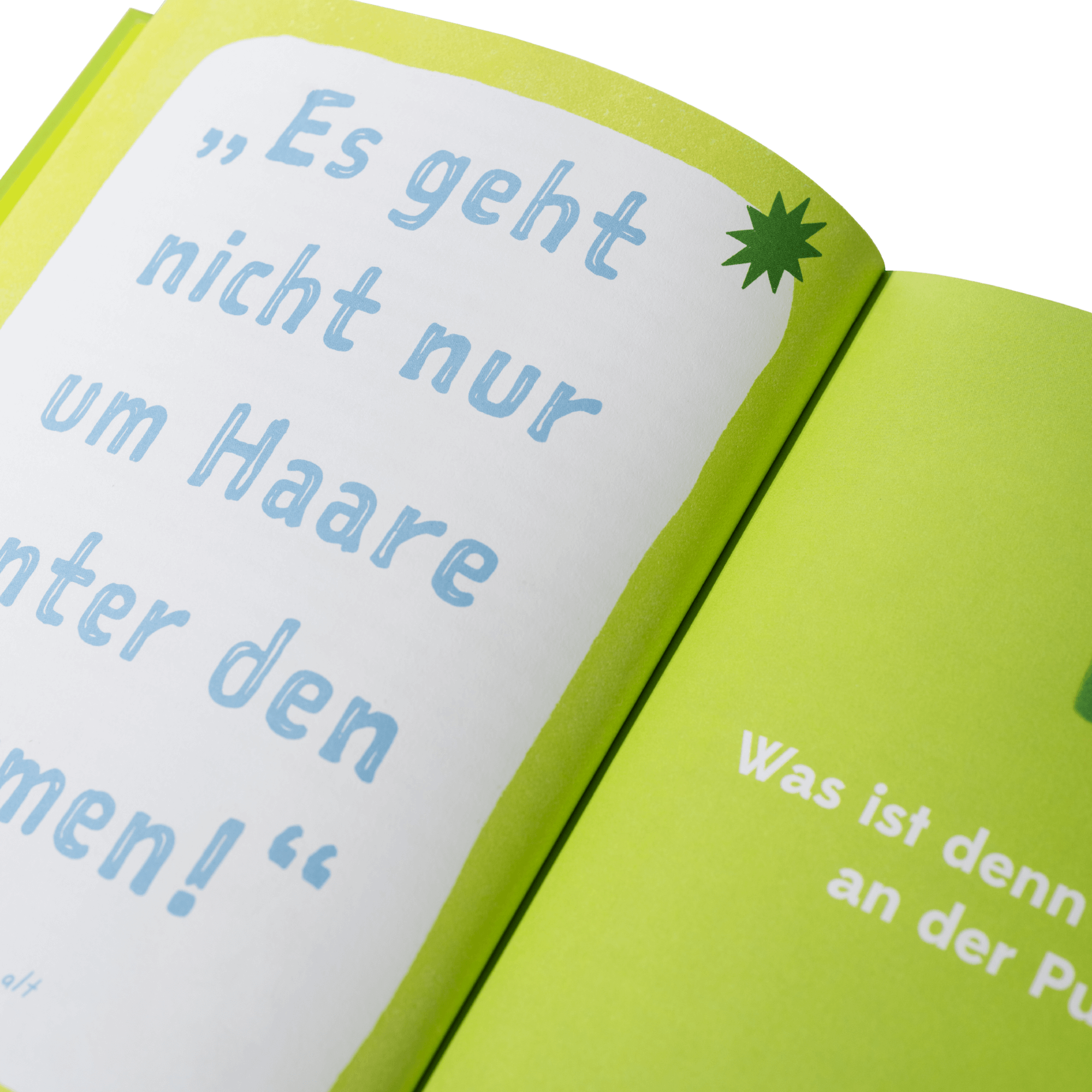 Ein aufgeschlagenes Buch mit grünen Seiten zeigt großen blauen und weißen deutschen Text: "Es geht nicht nur um Haare unter den Armen!" - der perfekte Einstieg ins Thema in der Pubertät Starter Pack von Zuckersüß Verlag.