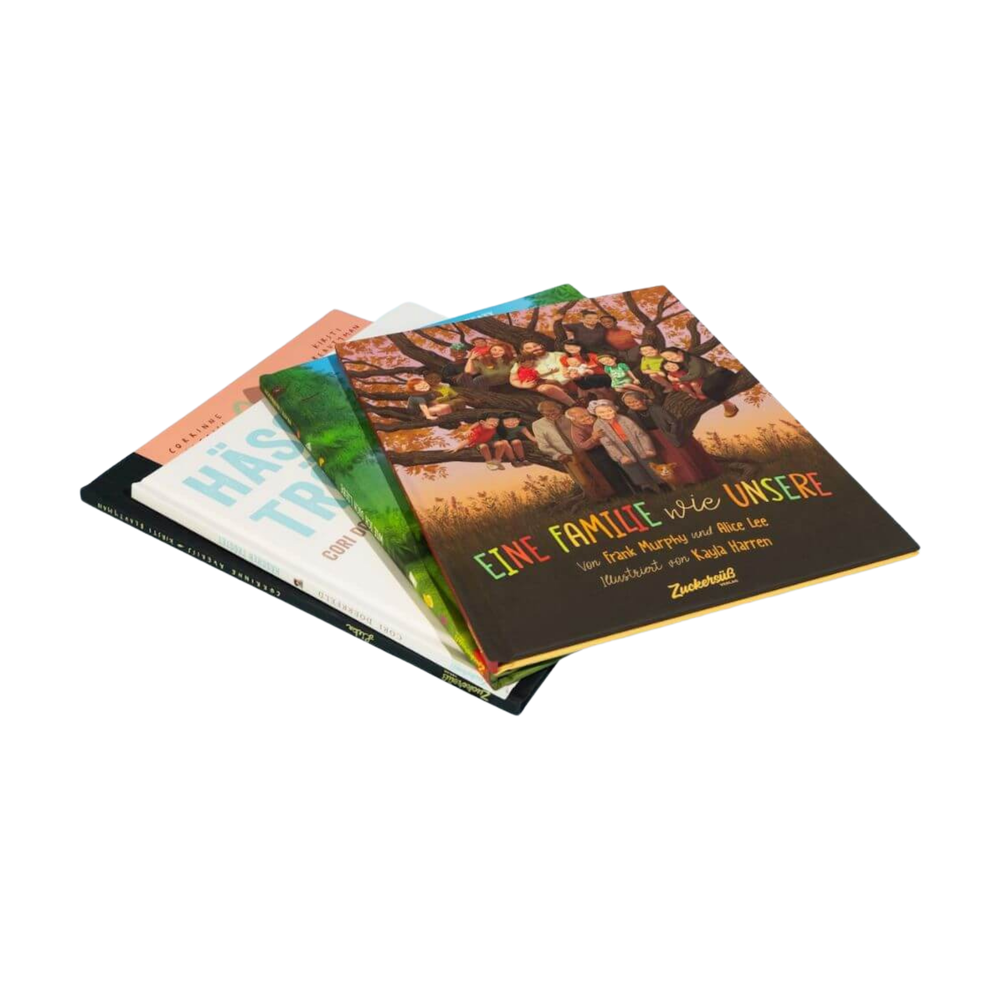 Vier Vorlesebücher aus dem "Das Richtig-Gute-Nacht-Paket" des Zuckersüß Verlags versprechen in fächerartiger Anordnung Geborgenheit und Wärme für die Schlafenszeit. Obenauf zeigt "Eine Familie wie unsere" eine illustrierte Familie, die in einem Baum sitzt.