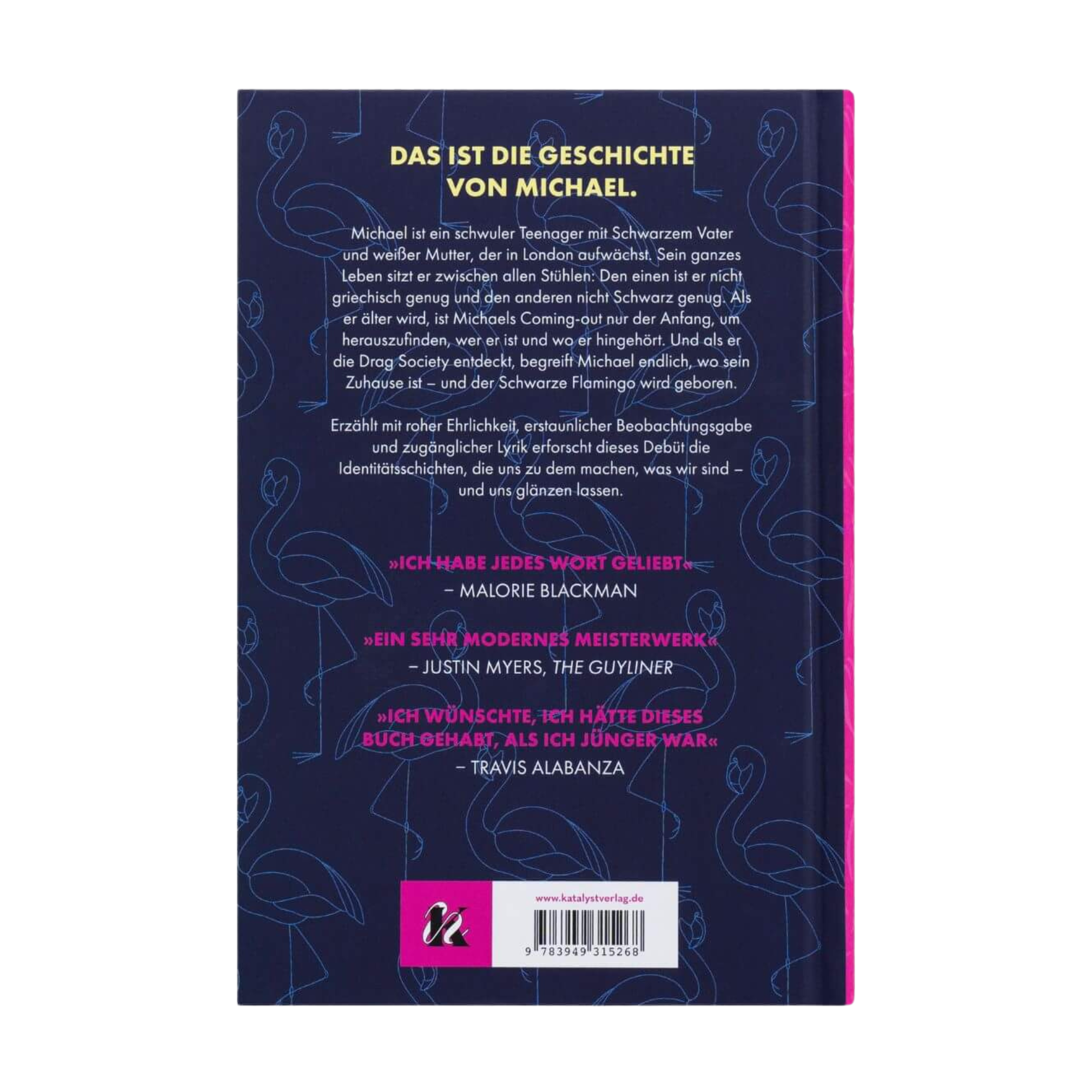 Die Rückseite von "Der Schwarze Flamingo" von Dean Atta zeigt einen Text über Michaels Geschichte auf einem dunklen Hintergrund mit rosafarbenen Flamingos sowie drei rosafarbene und weiße Rezensionszitate zu Rassismus und Migration und einen Link zur Website am unteren Rand.