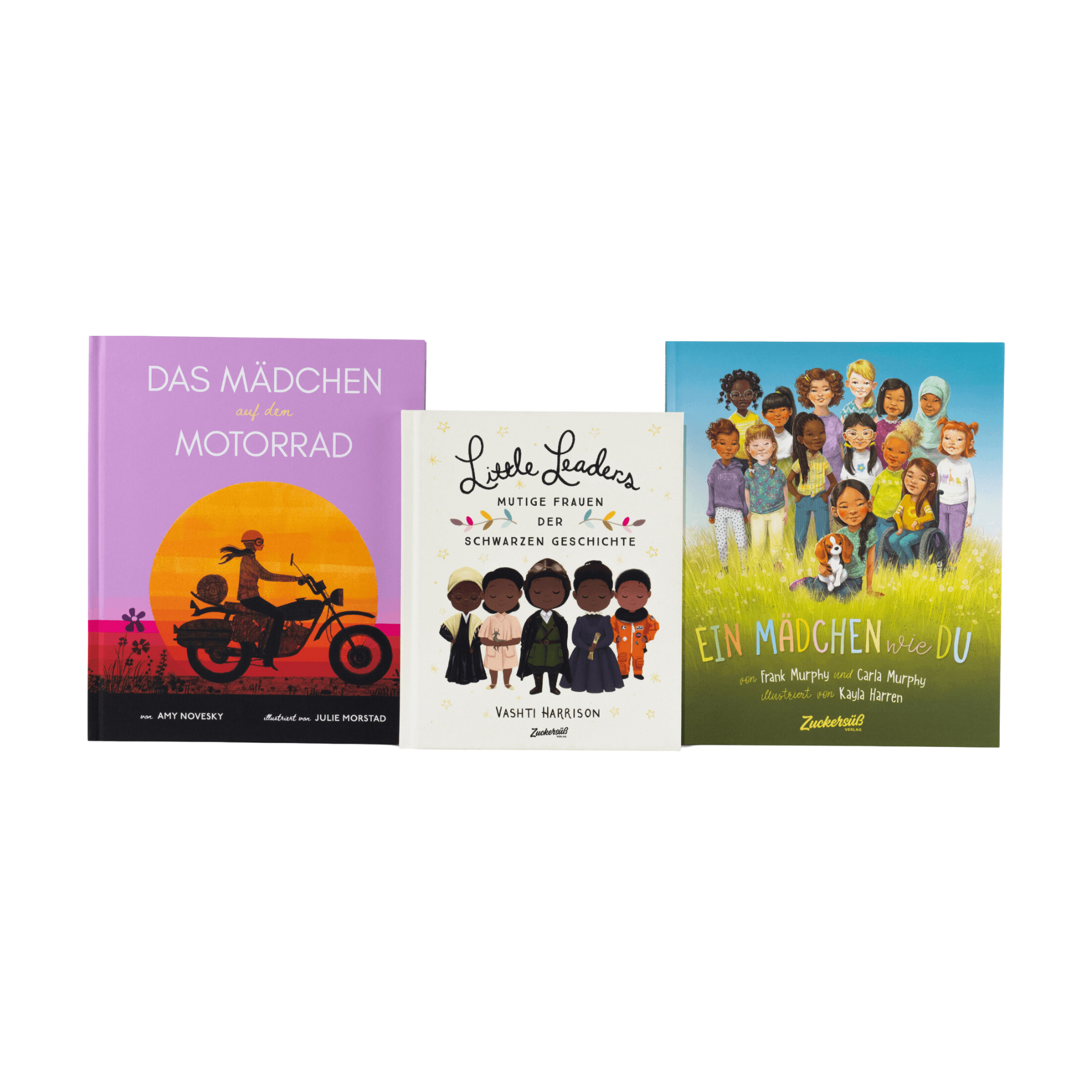 Drei Kinderbücher des Zuckersüß Verlags, „Das Paket für starke Mädchen“, werden aufrecht ausgestellt. Ihre Cover zeigen starke Mädchen auf einem Motorrad, verschiedene historische Persönlichkeiten und kraftvolle Mädchen gemeinsam auf einer grünen Wiese.