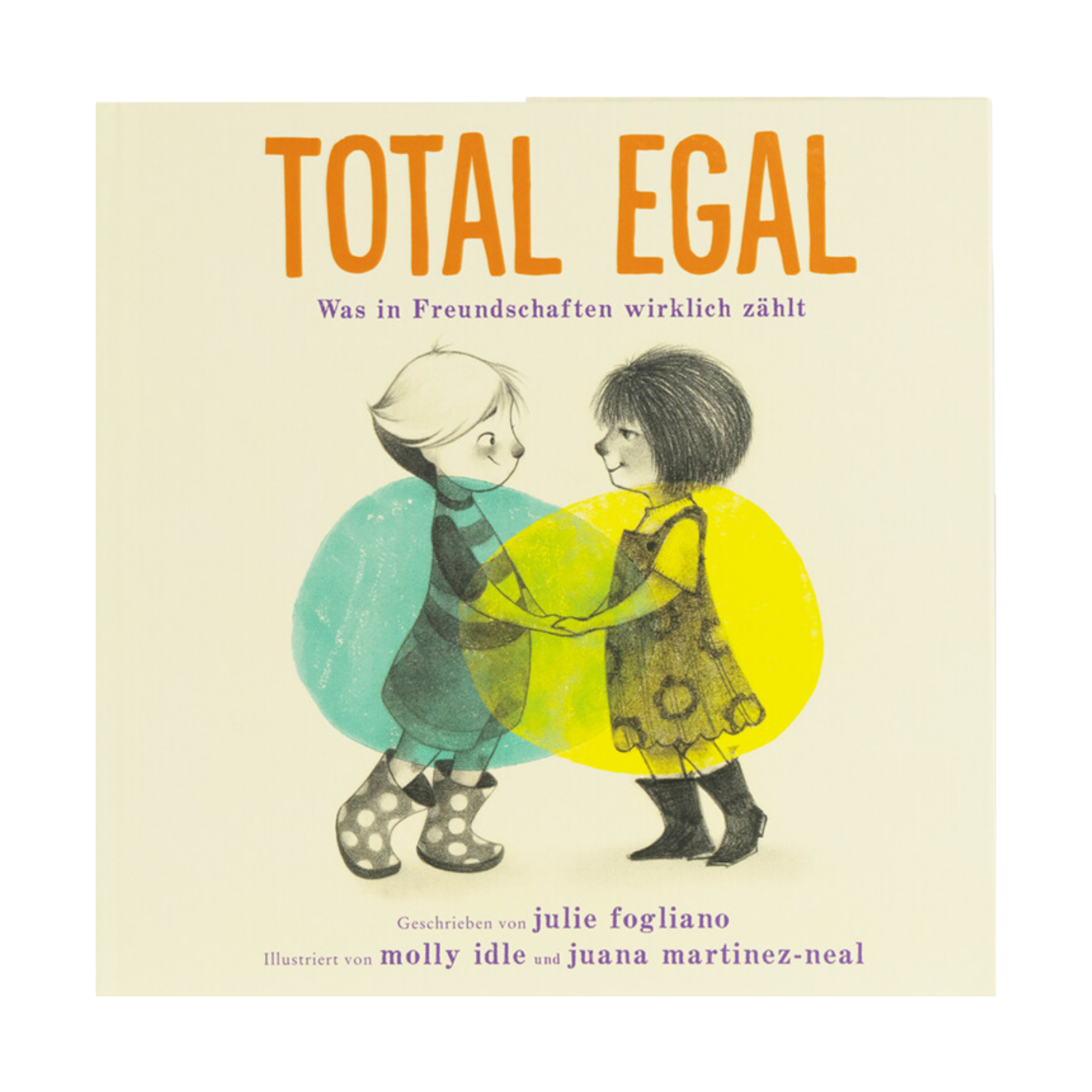 Das Cover von Julie Foglianos "Total egal" zeigt zwei lächelnde Kinder, eines in Blau und eines in Gelb, die sich vor einem hellgelben Kreis an den Händen halten und einander zugewandt sind.
