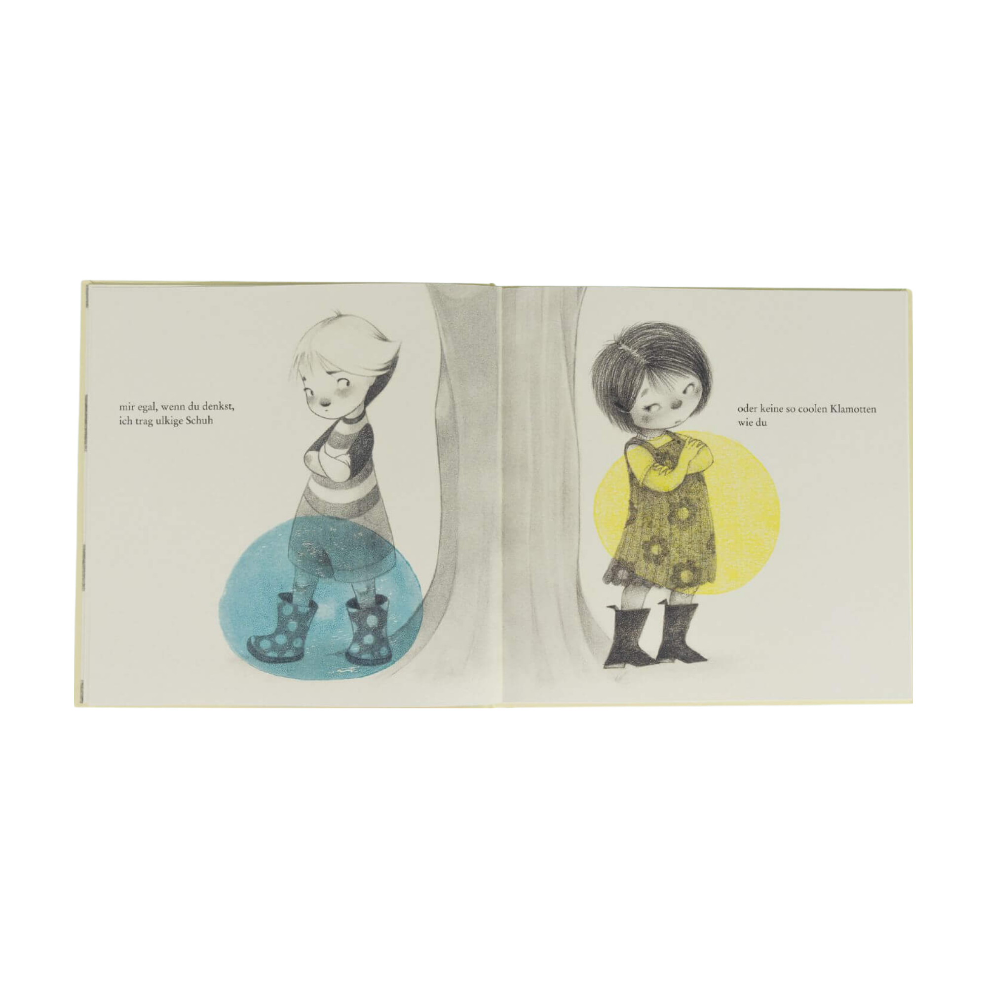 In Julie Foglianos "Total egal" zeigt eine illustrierte Doppelseite links ein Kind mit einem blauen Kreis, rechts ein Mädchen im gelben Kreis - beide mit Stiefeln, begleitet von deutschem Text über Empathie und Freundschaften.