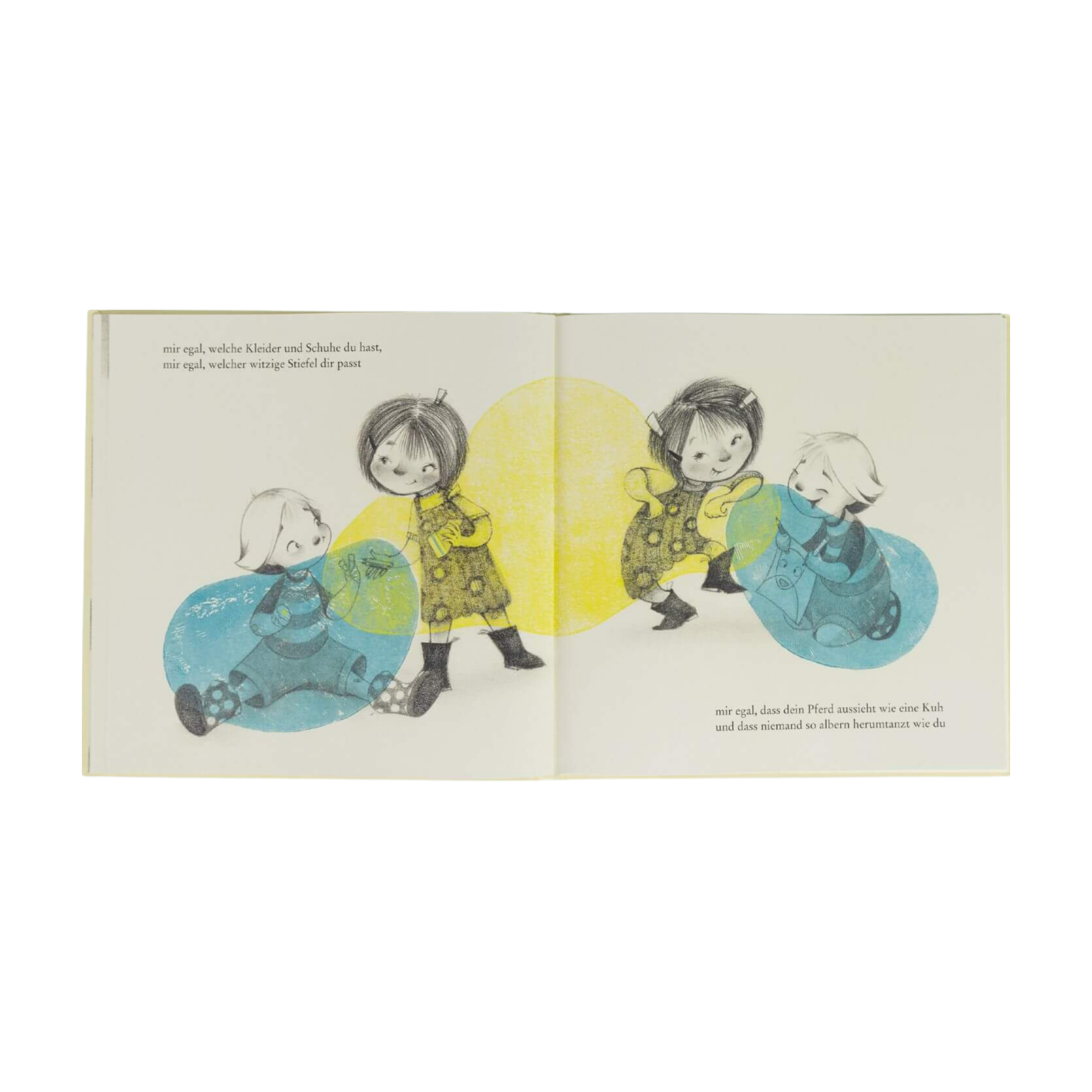Eine Doppelseite aus dem Bilderbuch "Total egal" von Julie Fogliano zeigt zweimal zwei Freund*innen in blauen und gelben Illustrationen.