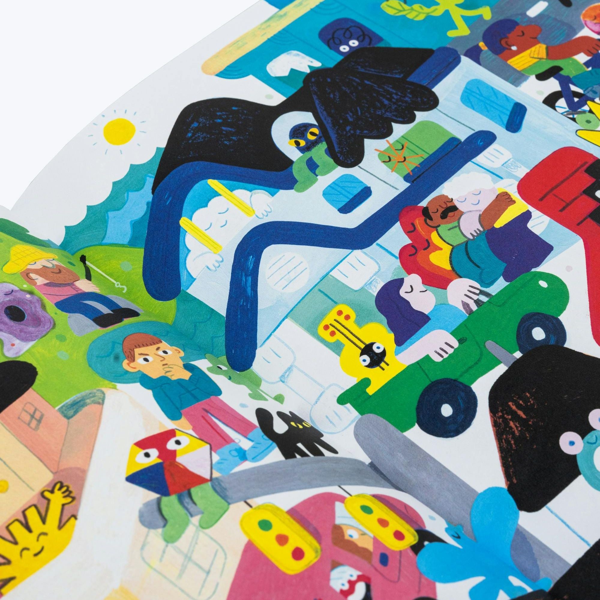 Bunte Doppelseite aus dem Bilderbuch "Unsichtbare Dinge" von Andy J. Pizza und Sophie Miller. In einer überfüllten Straßenszene sieht man gezeichnete Menschen, Autos, Tiere, Ampeln und Fantasiefiguren wie schwarze Flügel über einem Haus, eine gelbe Kreatur im Auto und eine nachdenklich dreinschauende Figur in Blau. Der Himmel ist hell mit einer Sonne, und viele farbenfrohe Details erzeugen ein Gefühl von Chaos.