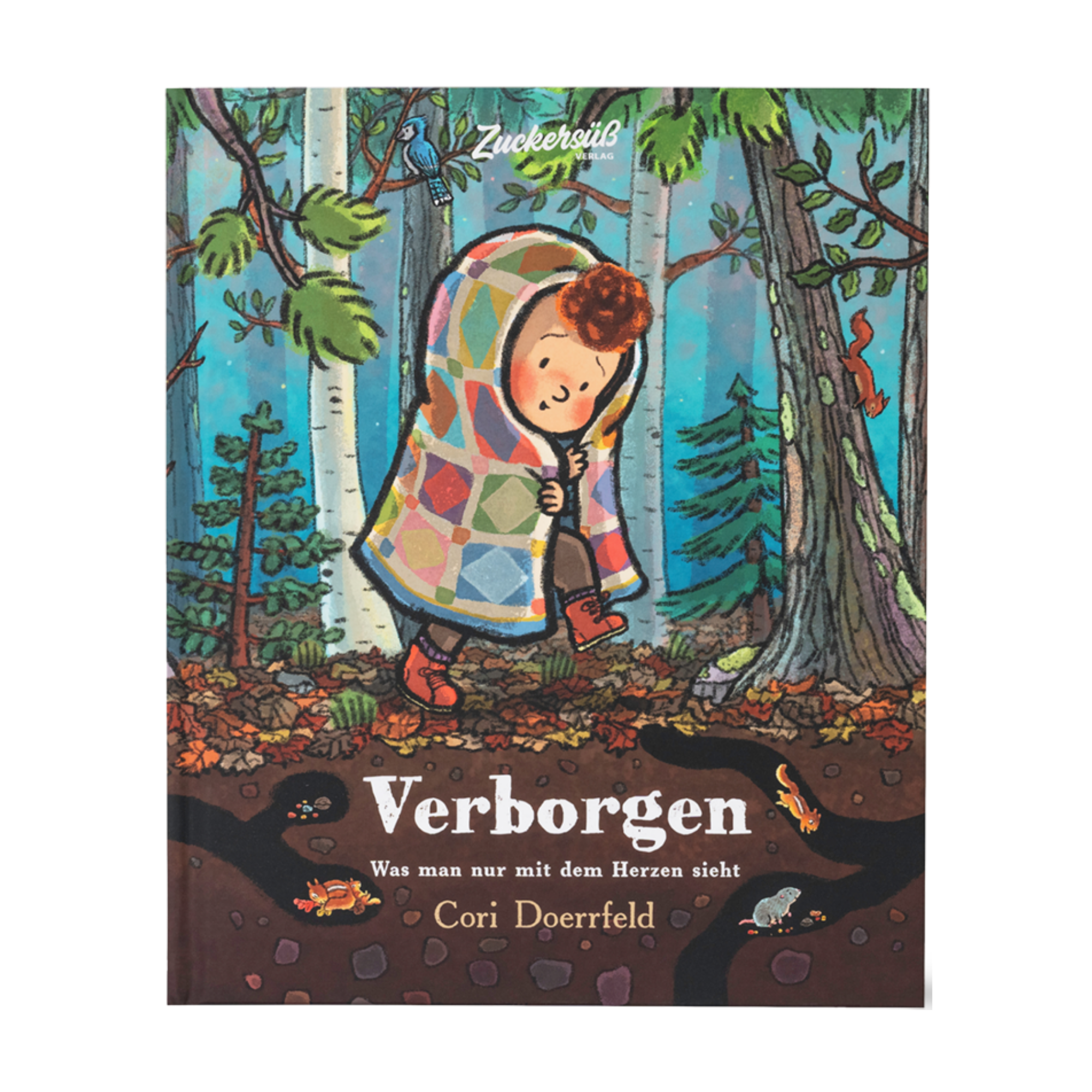 Das Cover des Bilderbuchs „Verborgen“ von Cori Doerrfeld zeigt ein Kind, das in eine bunte Patchwork-Decke gehüllt durch einen herbstlichen Wald läuft. Umgeben von Bäumen, Laub und Waldtieren entsteht eine einfühlsame Szene. Unter dem Titel steht der Satz „Was man nur mit dem Herzen sieht“.