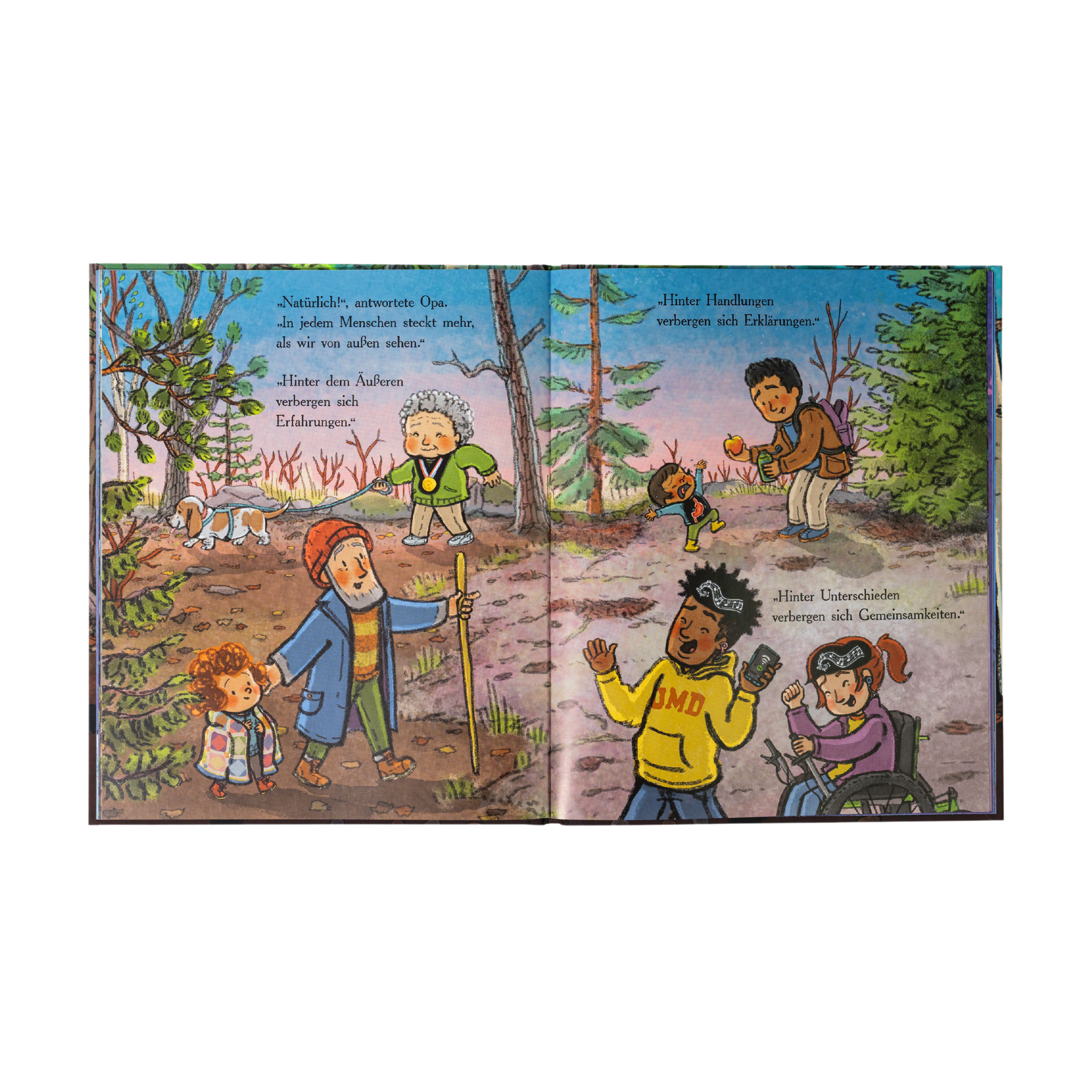 Das Bilderbuch "Verborgen" von Cori Doerrfeld zeigt vielfältige Menschen im Wald - etwa ein Kind im Rollstuhl, eine Person mit Blindenhund sowie Kinder verschiedener Herkunft entdecken gemeinsam Natur und Gefühle. Auf der Seite ist auch ein Textabschnitt sichtbar.