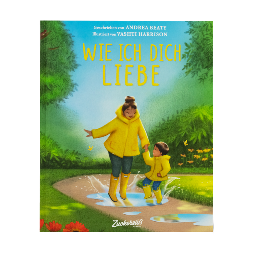 Das Andrea Beaty Bilderbuch-Cover für "Wie ich dich liebe" zeigt einen Erwachsenen und ein Kind in gelben Regenmänteln, die lächelnd und händchenhaltend in Pfützen spielen - eine fröhliche Liebesszene in einem grünen Park unter blauem Himmel.