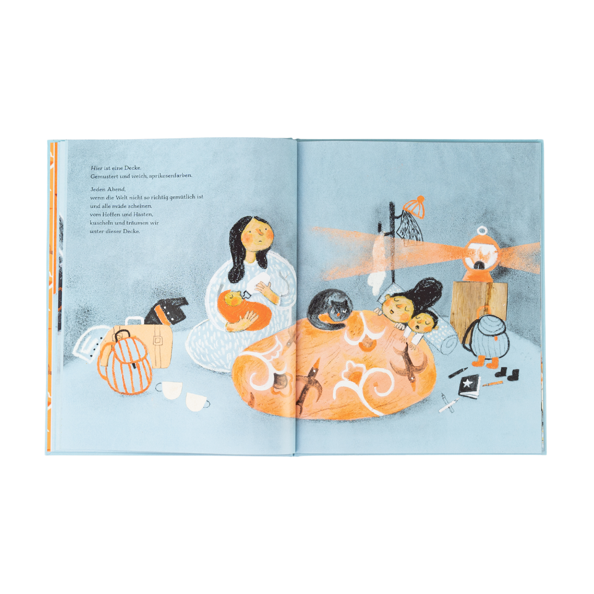 Das illustrierte Kinderbuch "Wir sind hier" von Kyo Maclear zeigt eine erwachsene Person und zwei Kinder mit einer Katze an einem runden Tisch, umgeben von Tassen, einer Teekanne und Haushaltsgegenständen. Auf der linken Seite sind warme orangefarbene und blaue Farbtöne und ein Text zu sehen.