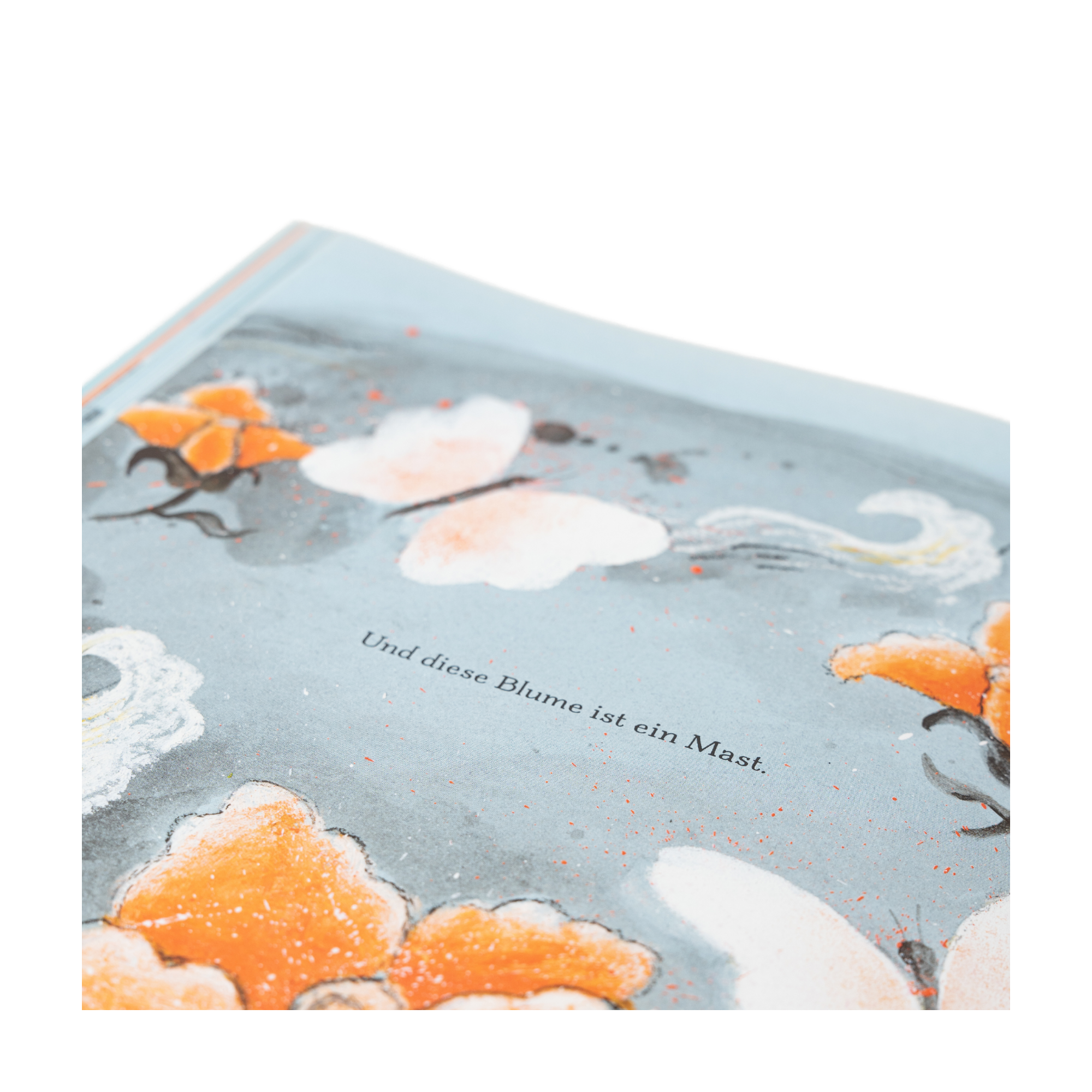 Eine Nahaufnahme einer Seite aus "Wir sind hier" von Kyo Maclear zeigt den Text - "Und diese Blume ist ein Mast" - inmitten abstrakter orangefarbener und weißer Blumen auf blaugrauem Grund, die Empathie und Sehnsucht nach Heimat hervorrufen.