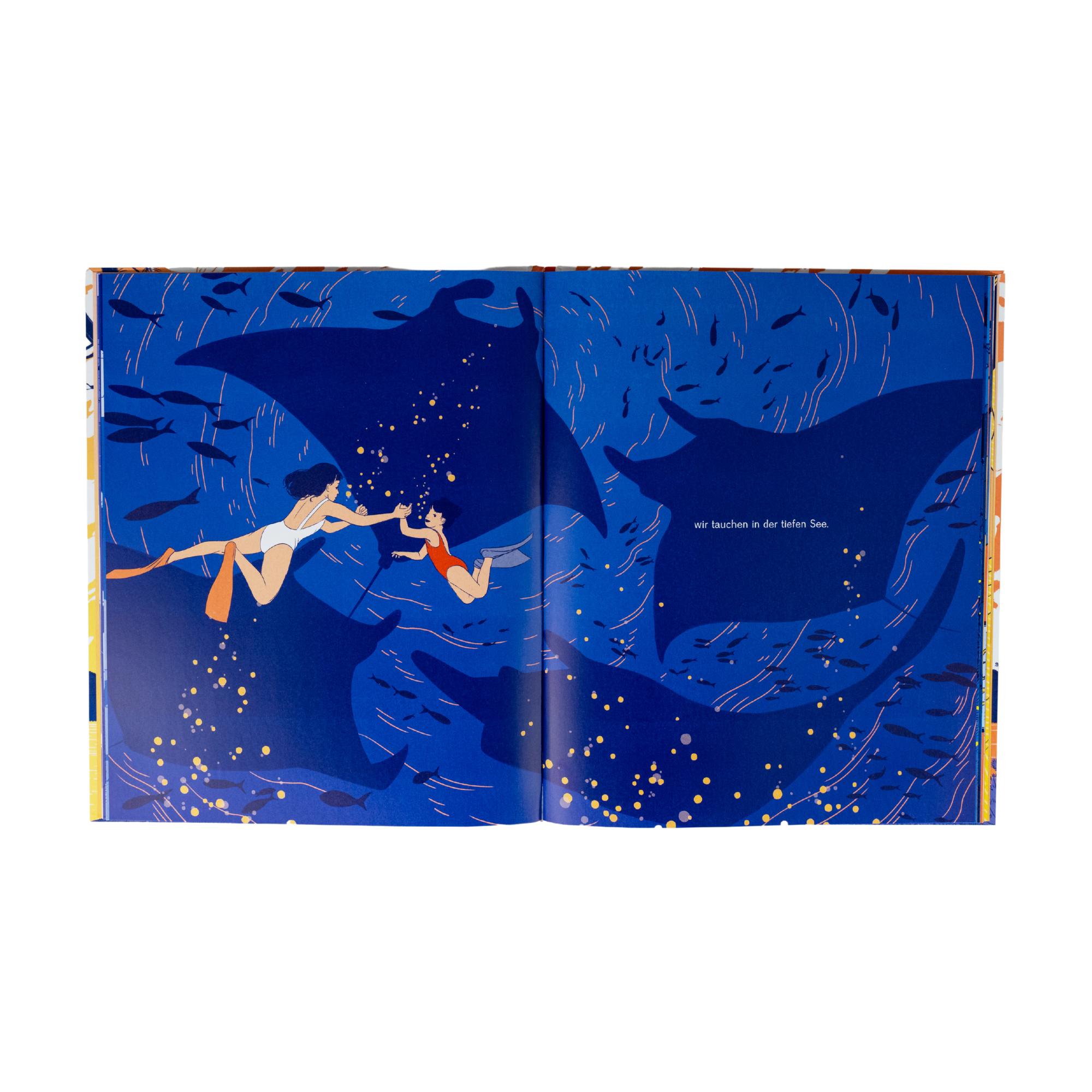 Eine Illustration aus "Zusammen" von Julia Kuo zeigt zwei Menschen, die mit Mantarochen und Fischen unter Wasser schwimmen, umgeben von wirbelnden blauen Strömungen und Blasen. Der Text erscheint auf der rechten Seite des Bilderbuchs.