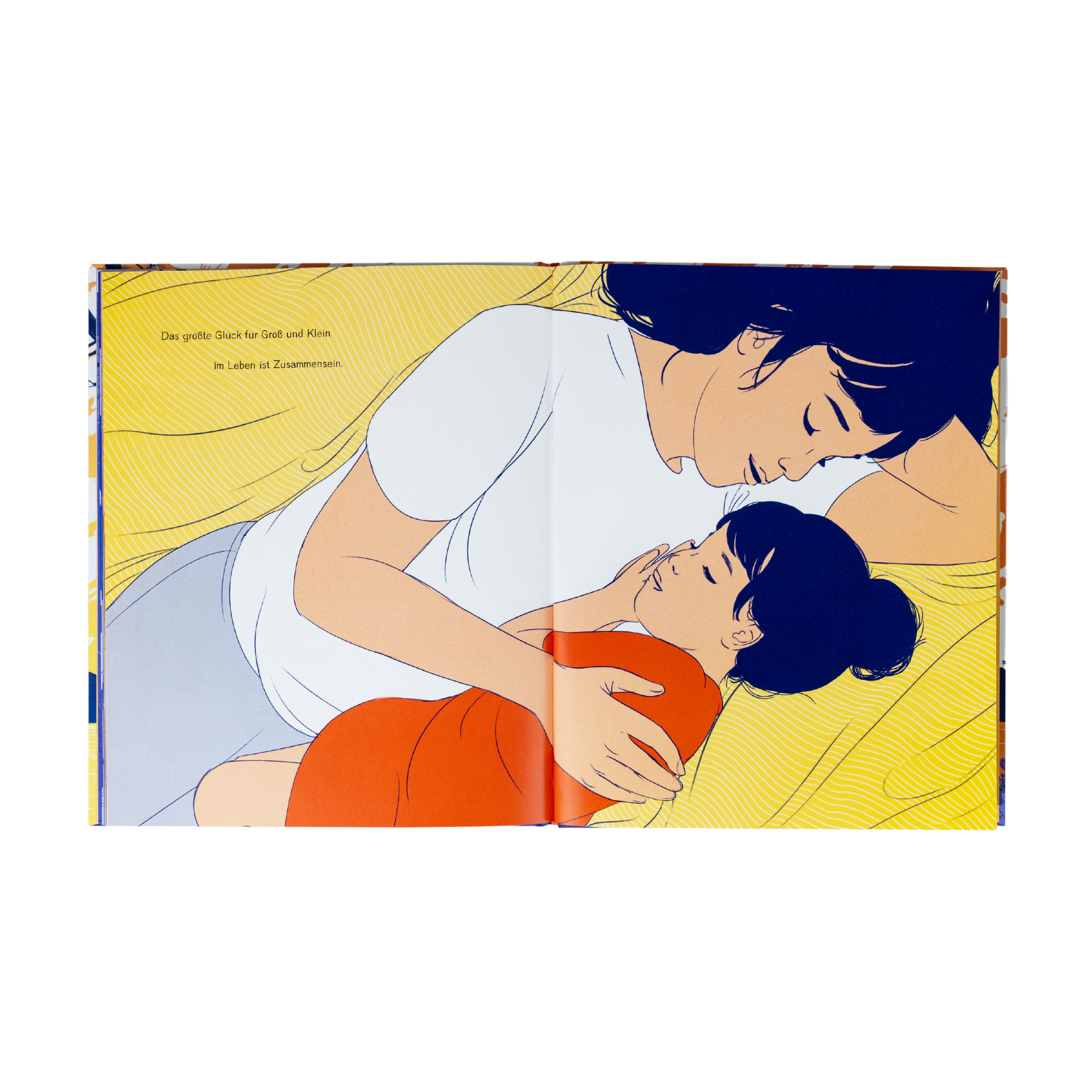 Eine Illustration aus dem Bilderbuch „Zusammen“ von Julia Kuo zeigt eine dunkelhaarige erwachsene Person in einem weißen Shirt, die ein Kind in rotem Schlafanzug auf gelbem Untergrund liebevoll umarmt. Beide liegen mit geschlossenen Augen eng aneinander. Links oben ist der Text „Das größte Glück für Groß und Klein im Leben ist Zusammensein“ zu lesen.