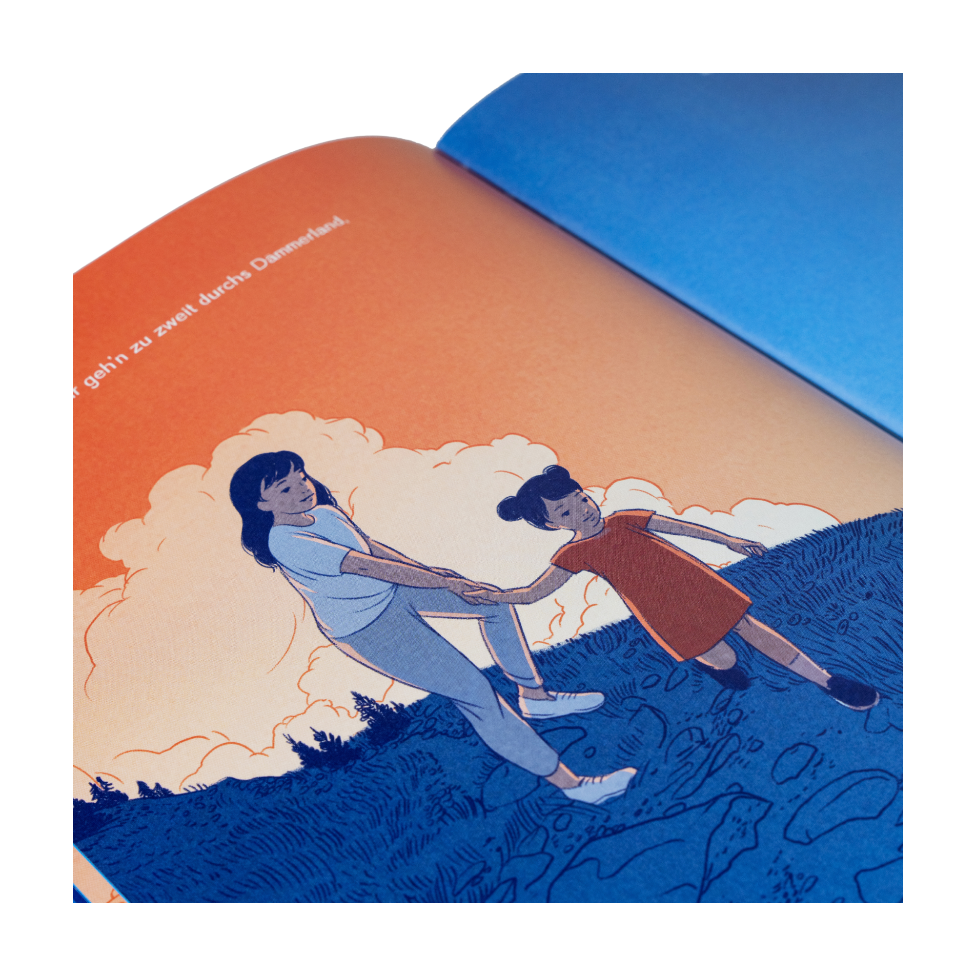 Die Illustration aus "Zusammen" von Julia Kuo zeigt einen Erwachsenen und ein Kind, die sich an den Händen halten und unter einem orange-blauen Wolkenhimmel im Gras spazieren gehen; das Kind in einem roten Kleid blickt zurück und betont die Eltern-Kind-Bindung.